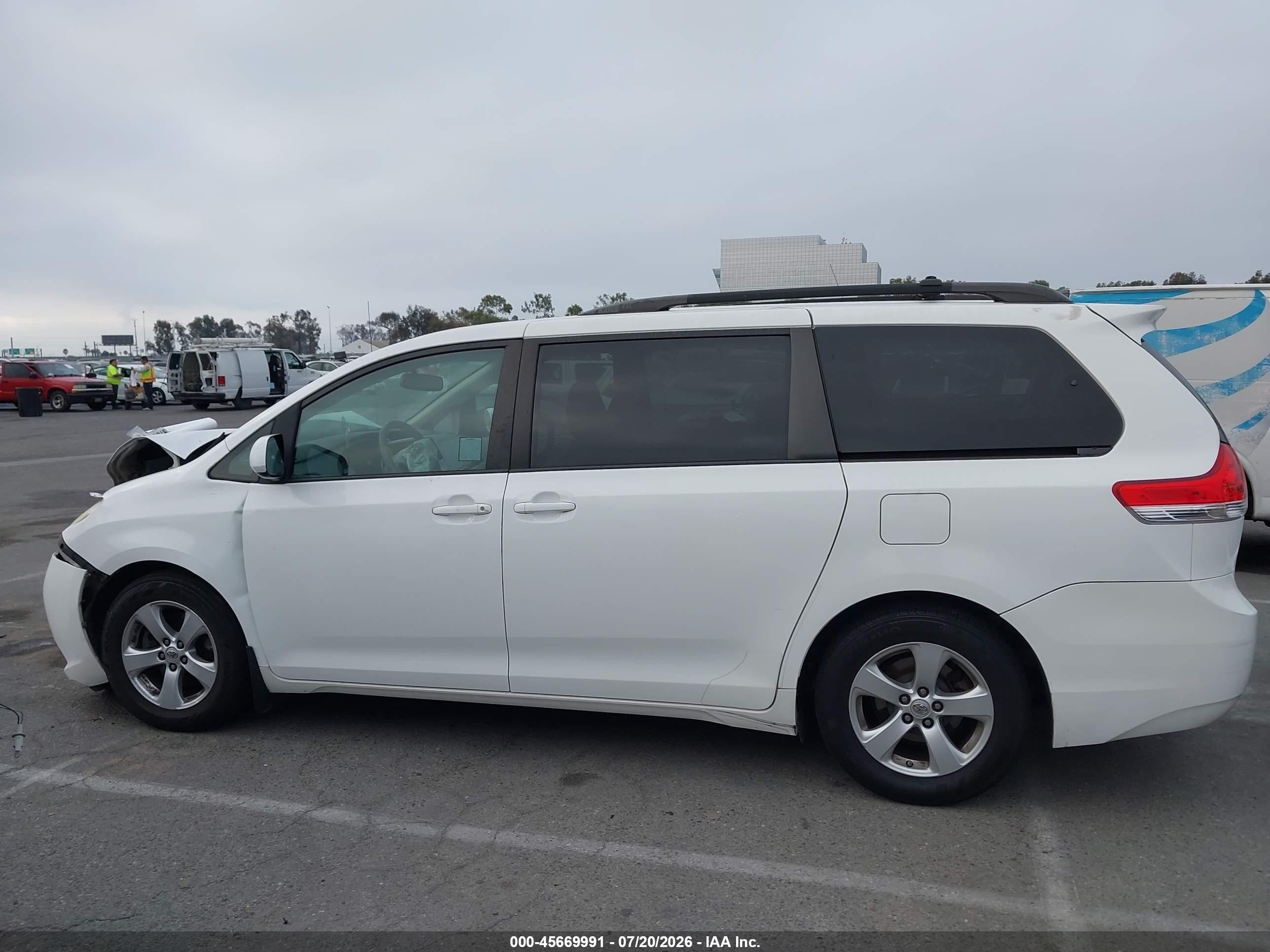 2013 Toyota Sienna Le V6 8 Passenger White vin: 5TDKK3DC2DS323476