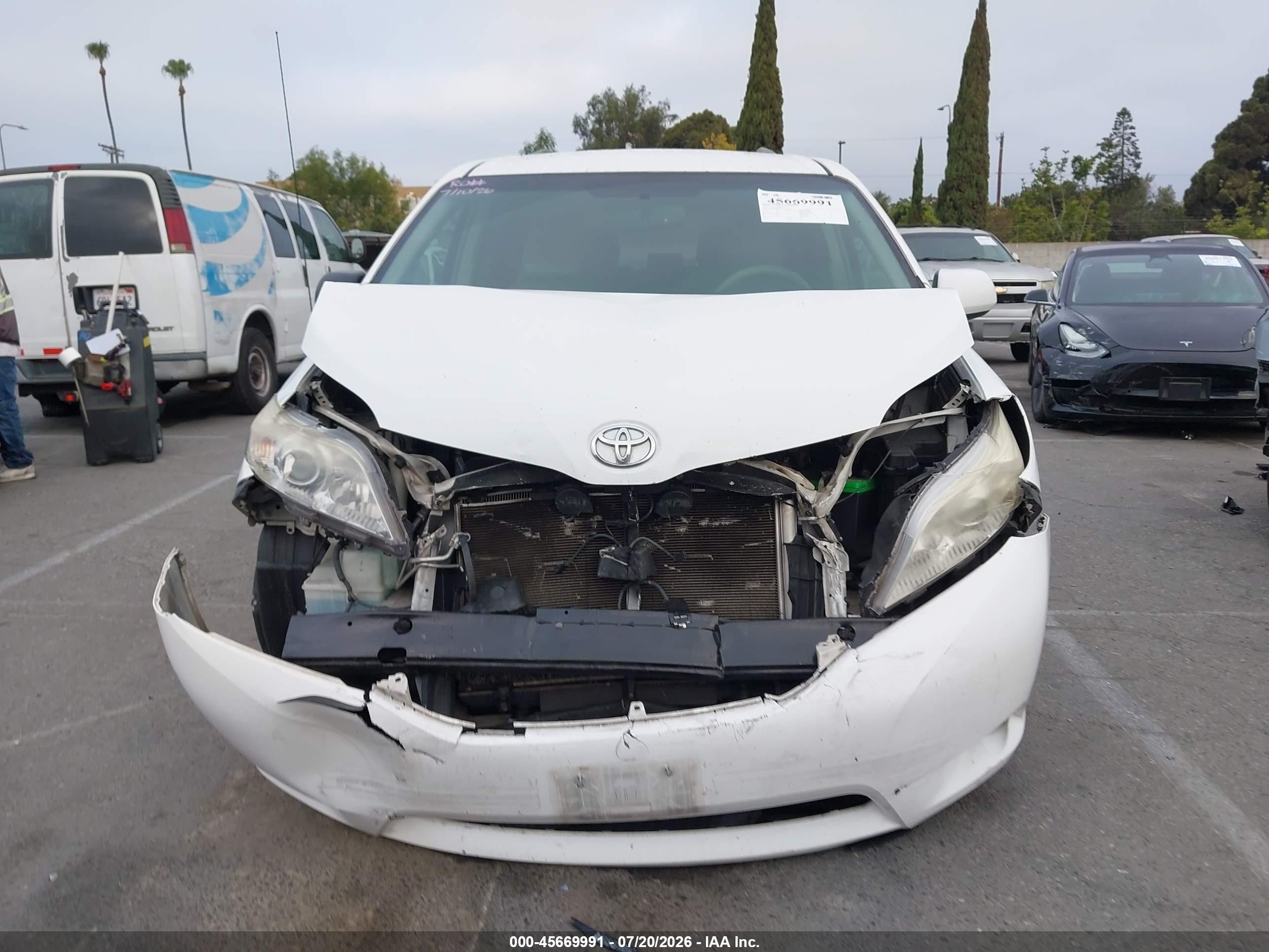 2013 Toyota Sienna Le V6 8 Passenger White vin: 5TDKK3DC2DS323476
