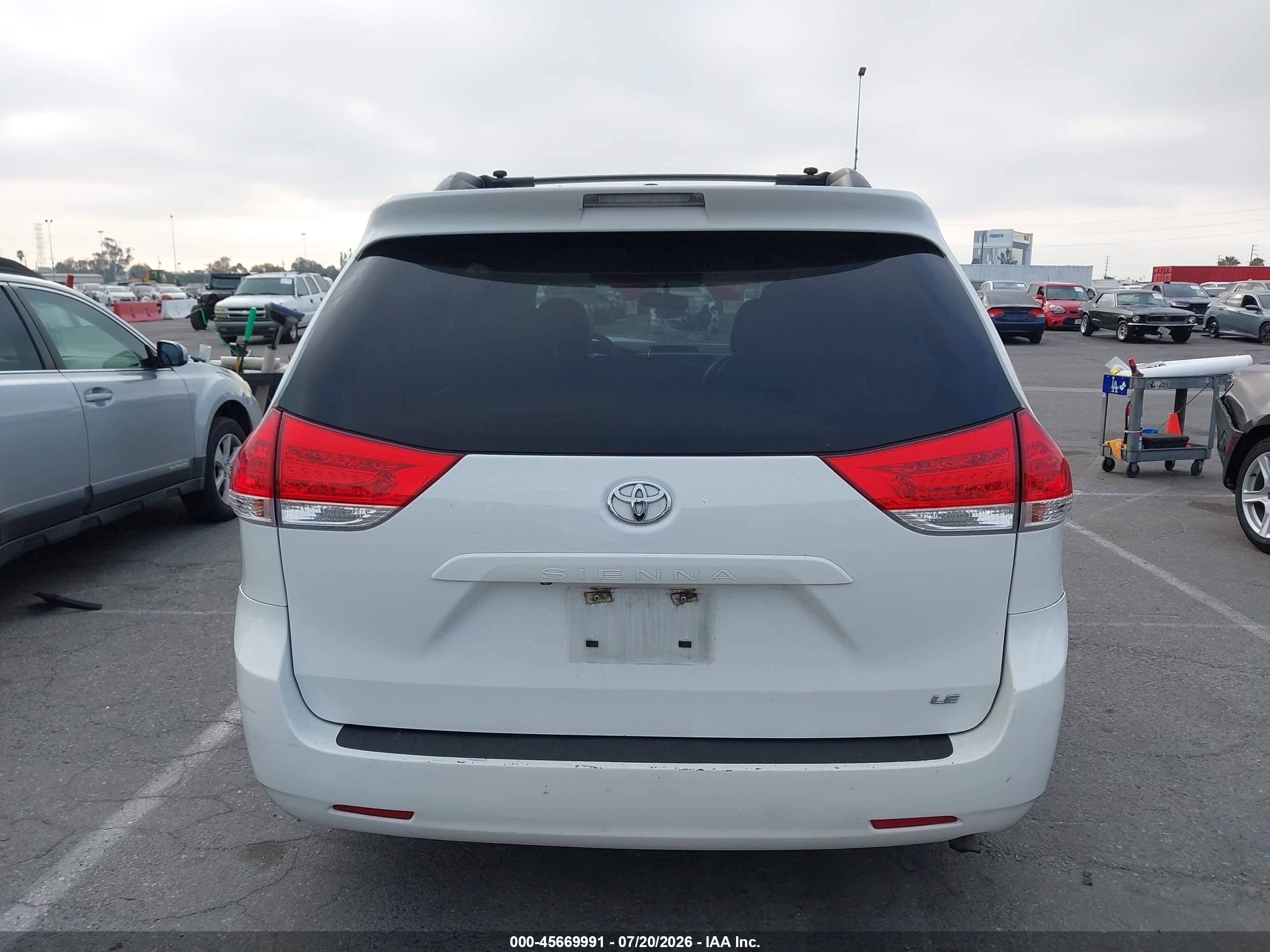 2013 Toyota Sienna Le V6 8 Passenger White vin: 5TDKK3DC2DS323476