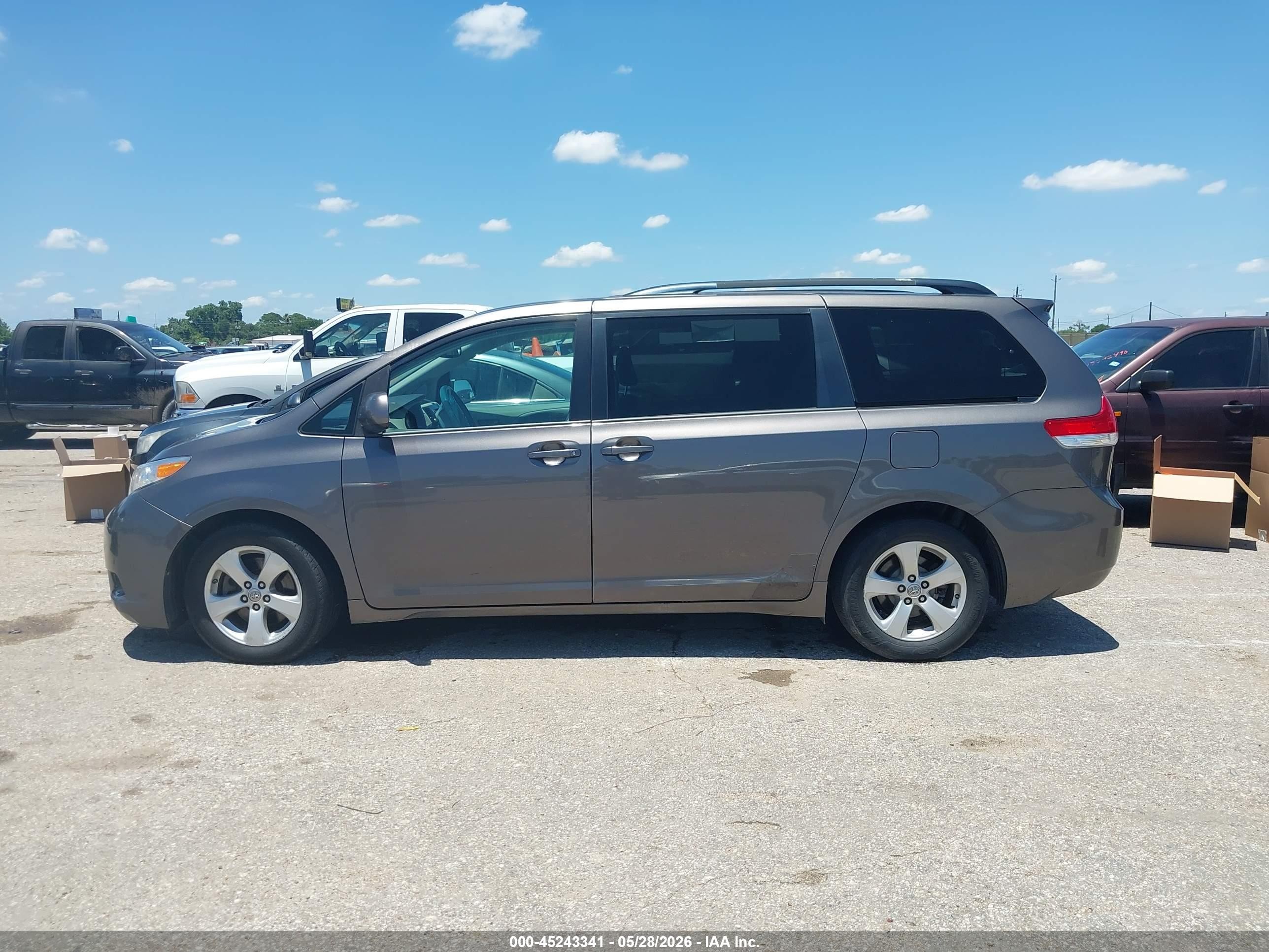 2013 Toyota Sienna Le V6 8 Passenger Серый vin: 5TDKK3DC2DS372144