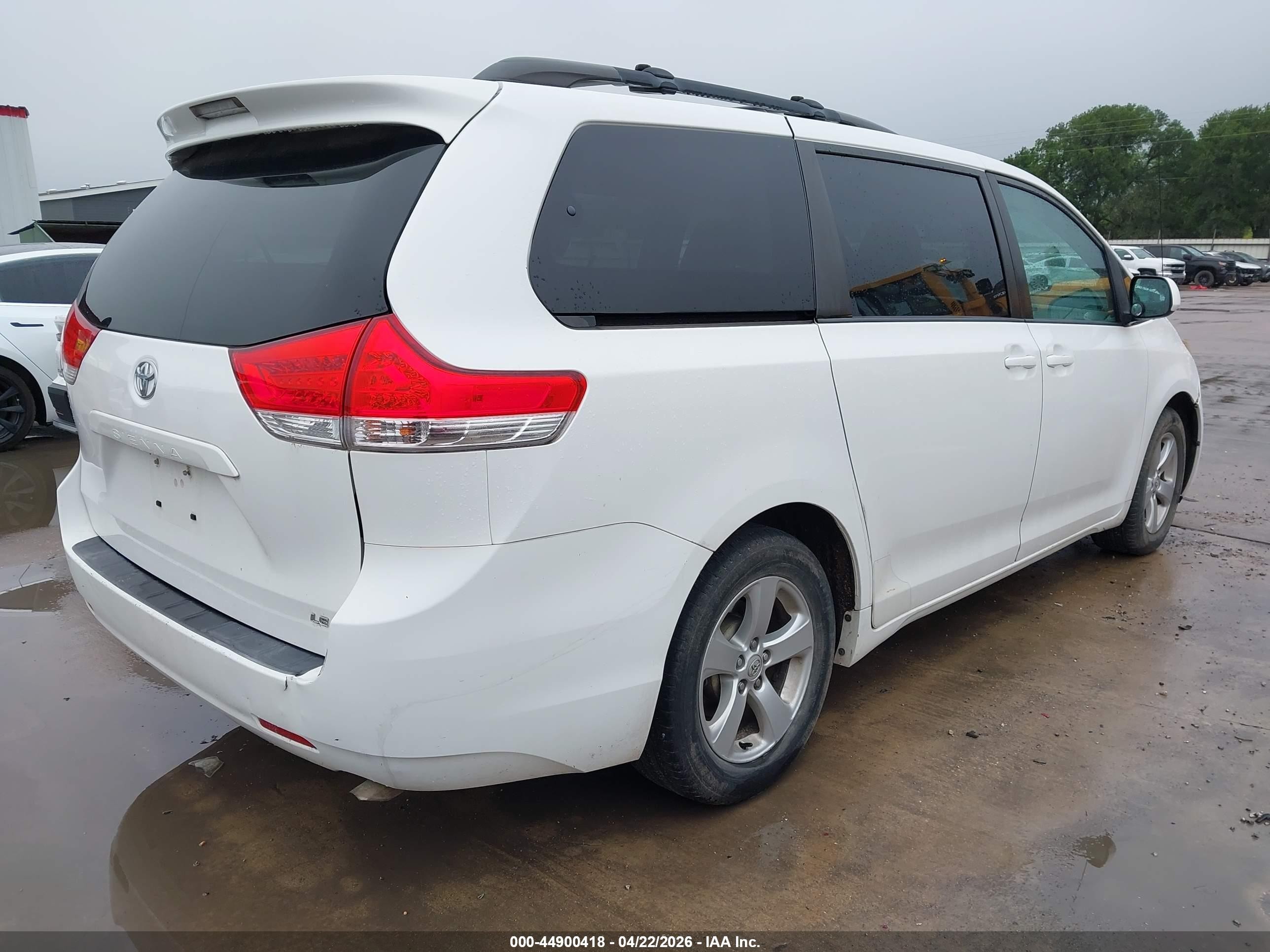 2014 Toyota Sienna Le V6 8 Passenger White vin: 5TDKK3DC2ES410134