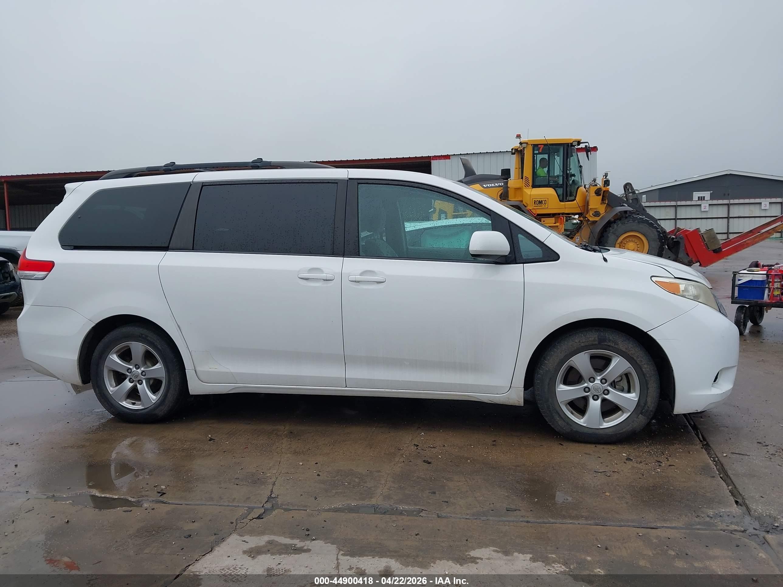 2014 Toyota Sienna Le V6 8 Passenger White vin: 5TDKK3DC2ES410134