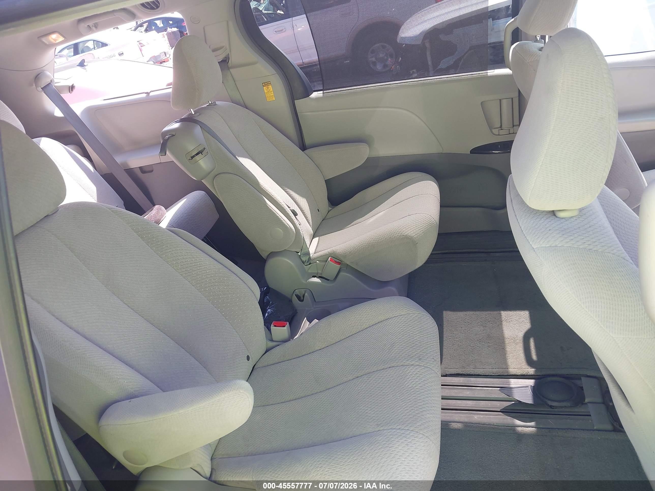 2014 Toyota Sienna Le V6 8 Passenger Серебряный vin: 5TDKK3DC2ES414233