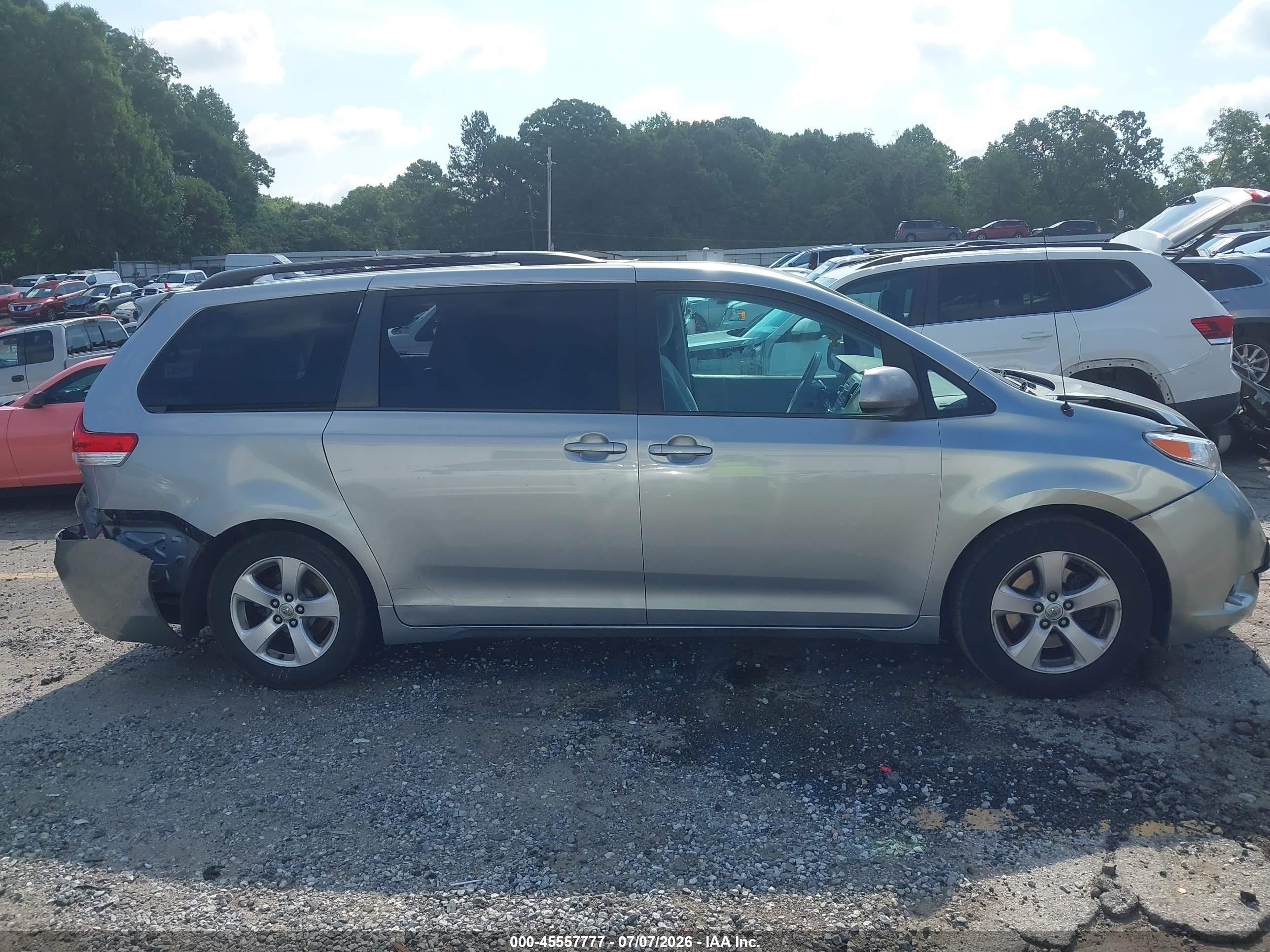 2014 Toyota Sienna Le V6 8 Passenger Серебряный vin: 5TDKK3DC2ES414233