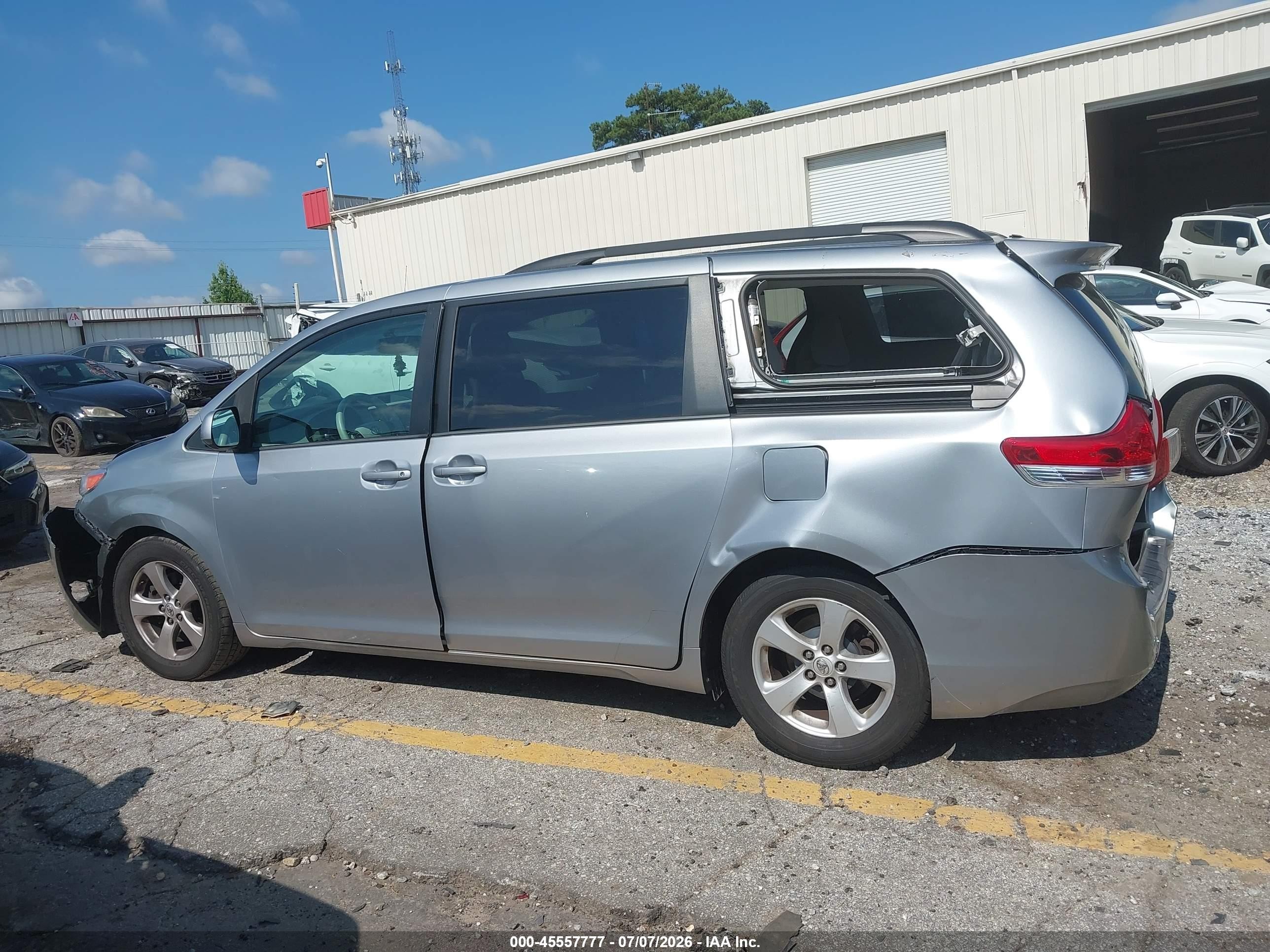 2014 Toyota Sienna Le V6 8 Passenger Серебряный vin: 5TDKK3DC2ES414233