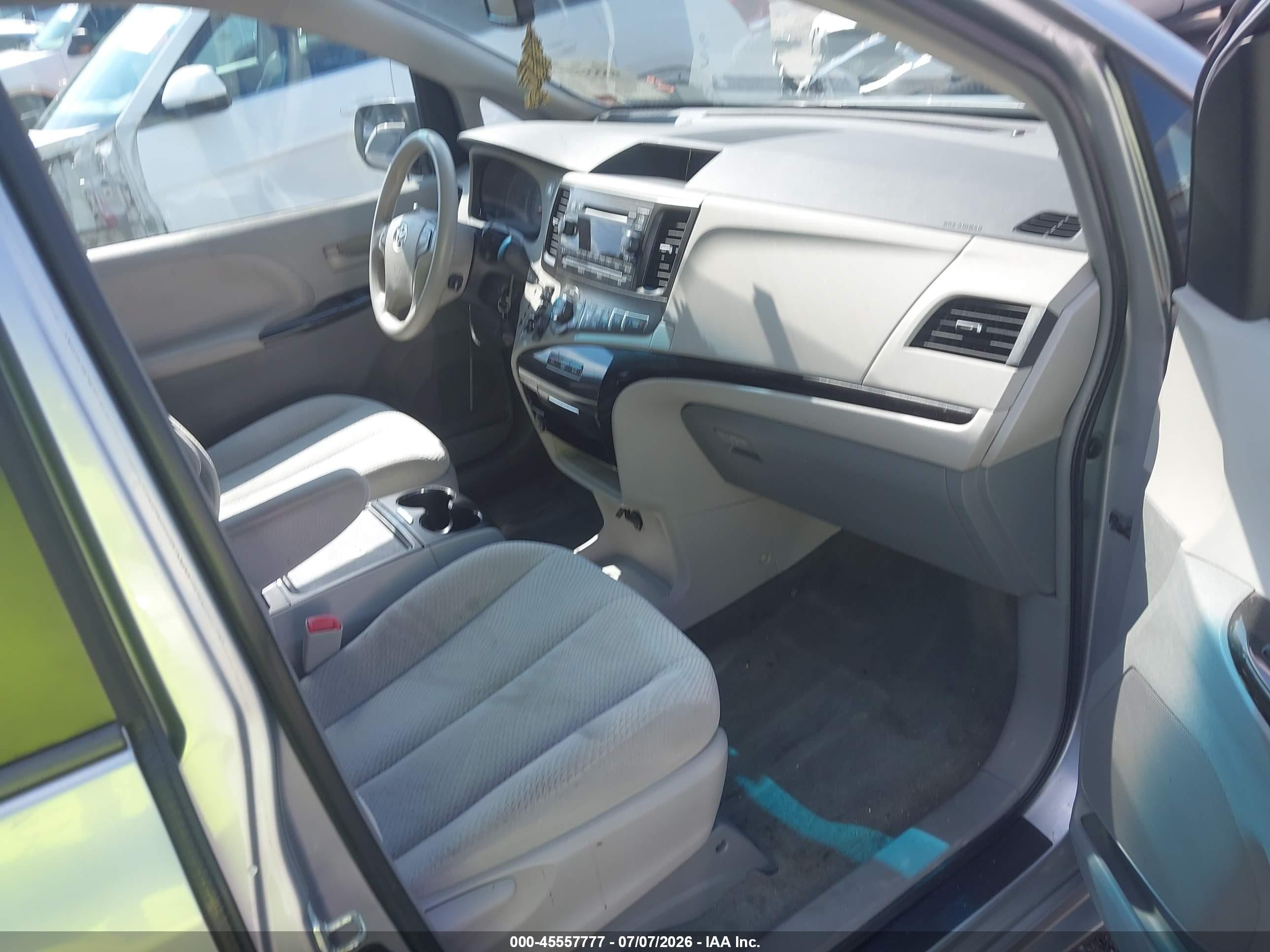 2014 Toyota Sienna Le V6 8 Passenger Серебряный vin: 5TDKK3DC2ES414233