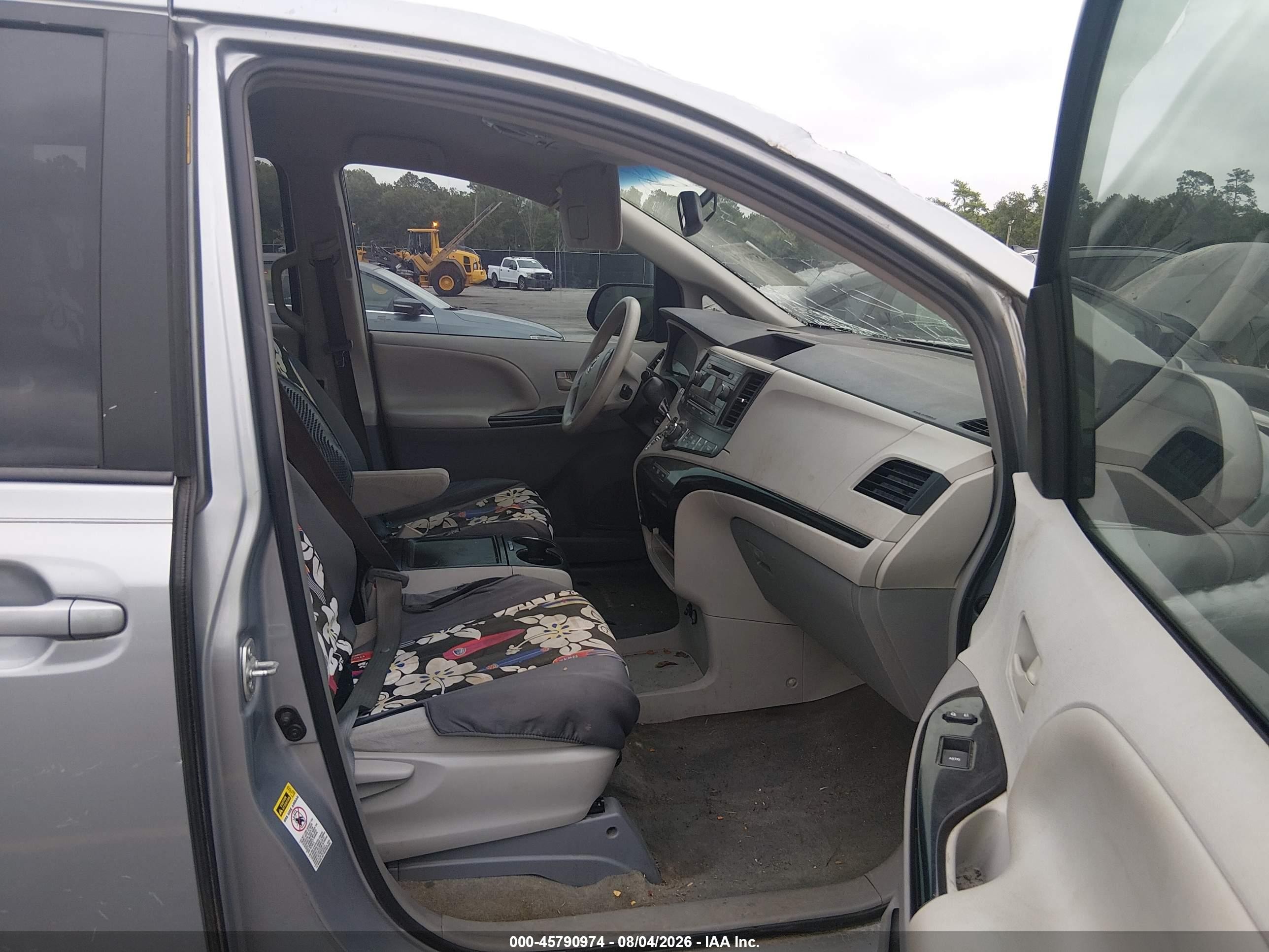 2014 Toyota Sienna Le V6 8 Passenger Серебряный vin: 5TDKK3DC2ES416385