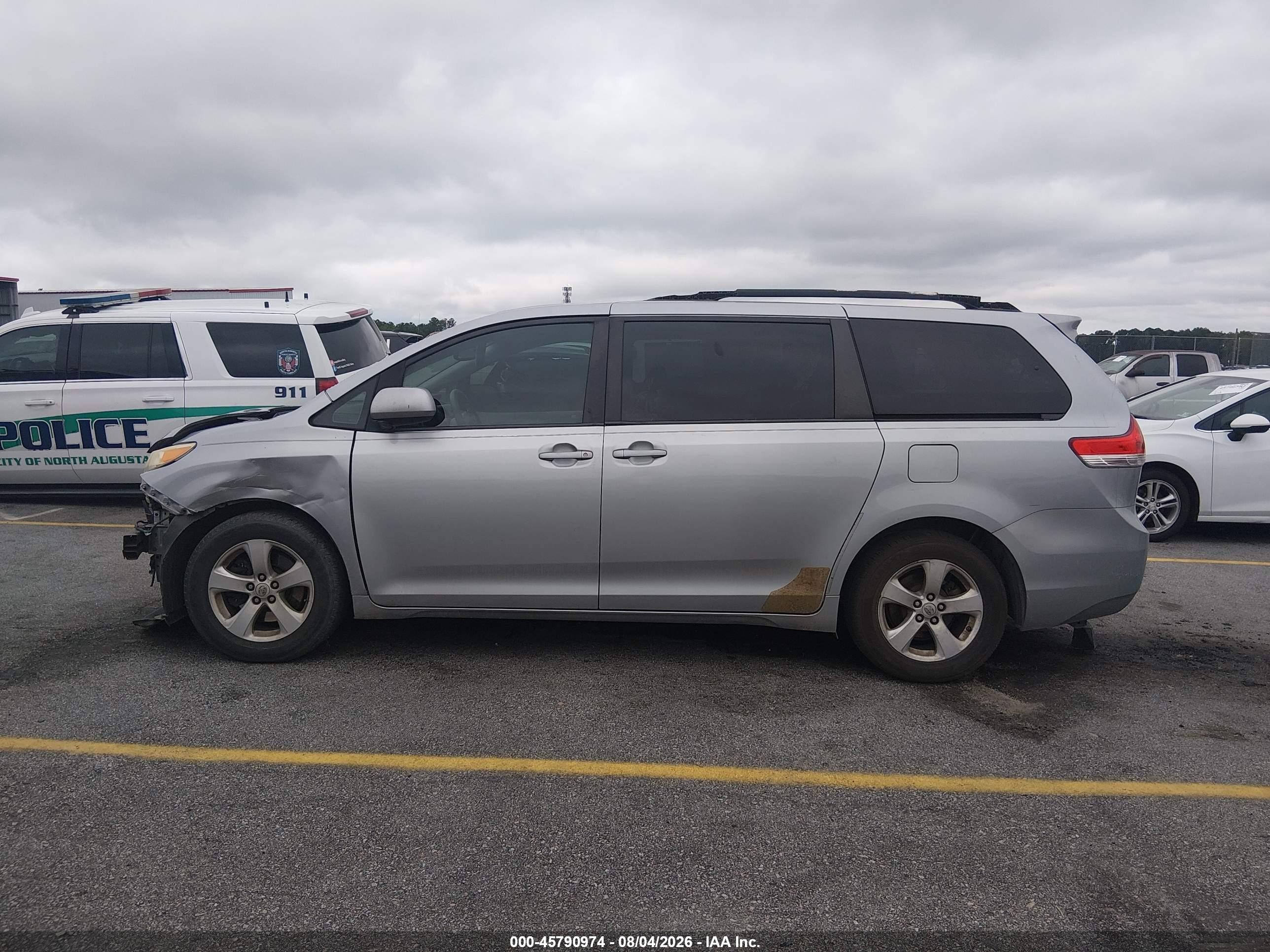 2014 Toyota Sienna Le V6 8 Passenger Серебряный vin: 5TDKK3DC2ES416385