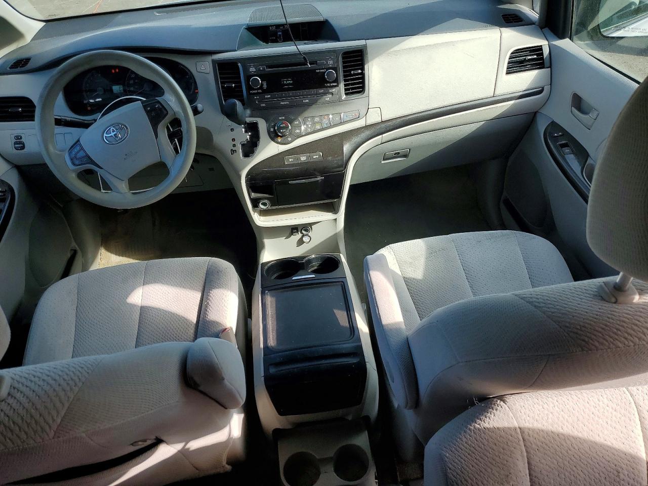 2014 Toyota Sienna Le 8-passenger Silver vin: 5TDKK3DC2ES417598