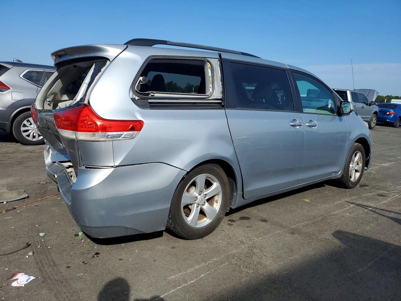 2014 Toyota Sienna Le 8-passenger Silver vin: 5TDKK3DC2ES417598