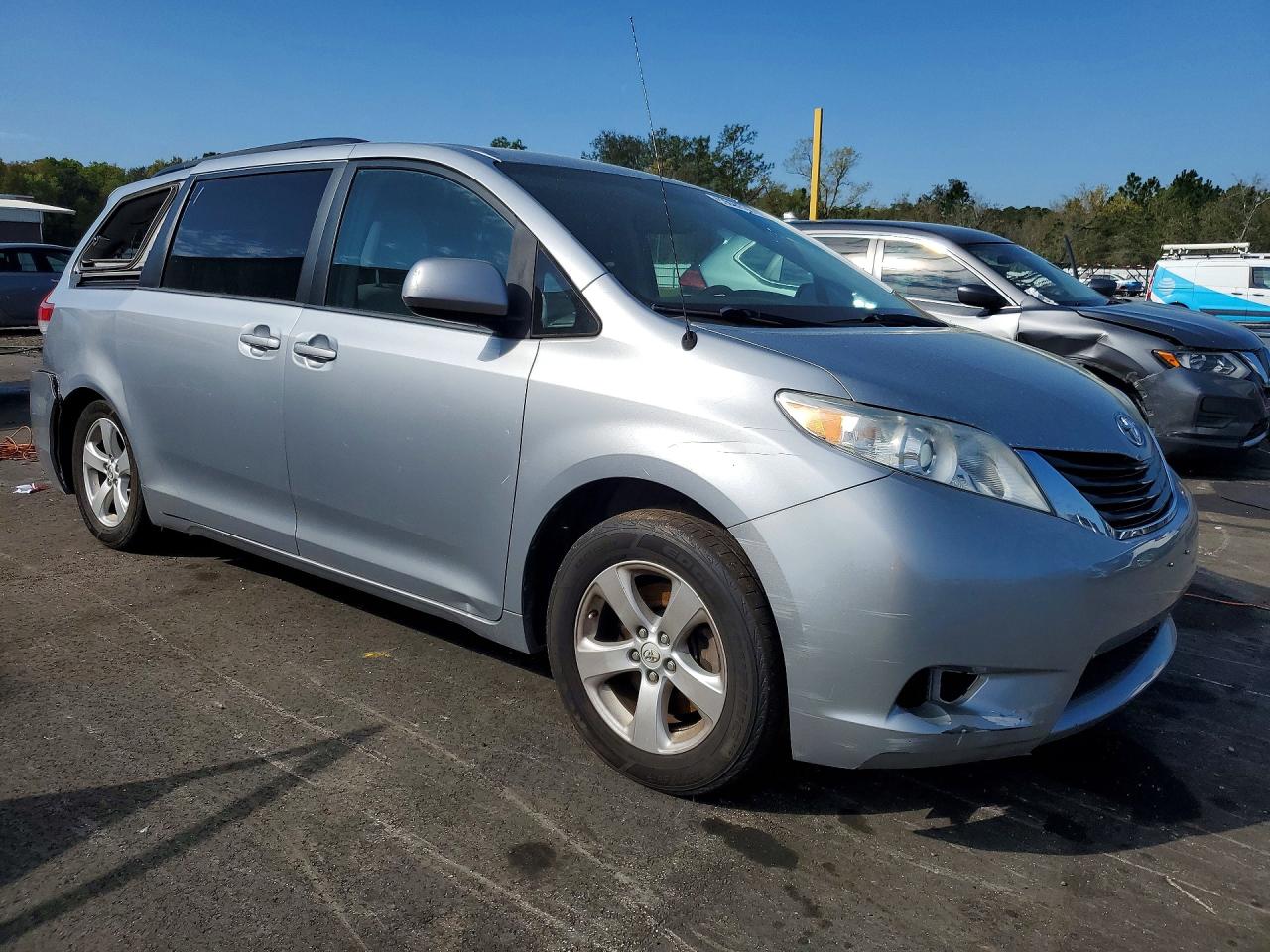 2014 Toyota Sienna Le 8-passenger Silver vin: 5TDKK3DC2ES417598