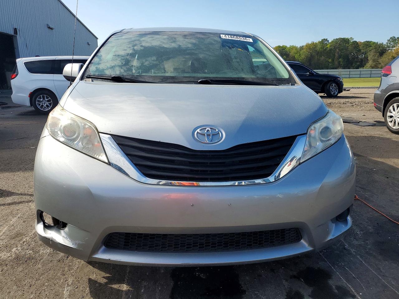 2014 Toyota Sienna Le 8-passenger Silver vin: 5TDKK3DC2ES417598