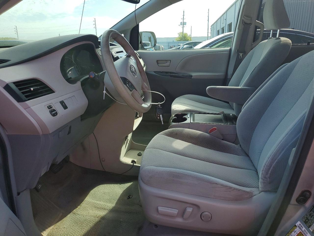 2014 Toyota Sienna Le 8-passenger Silver vin: 5TDKK3DC2ES417598