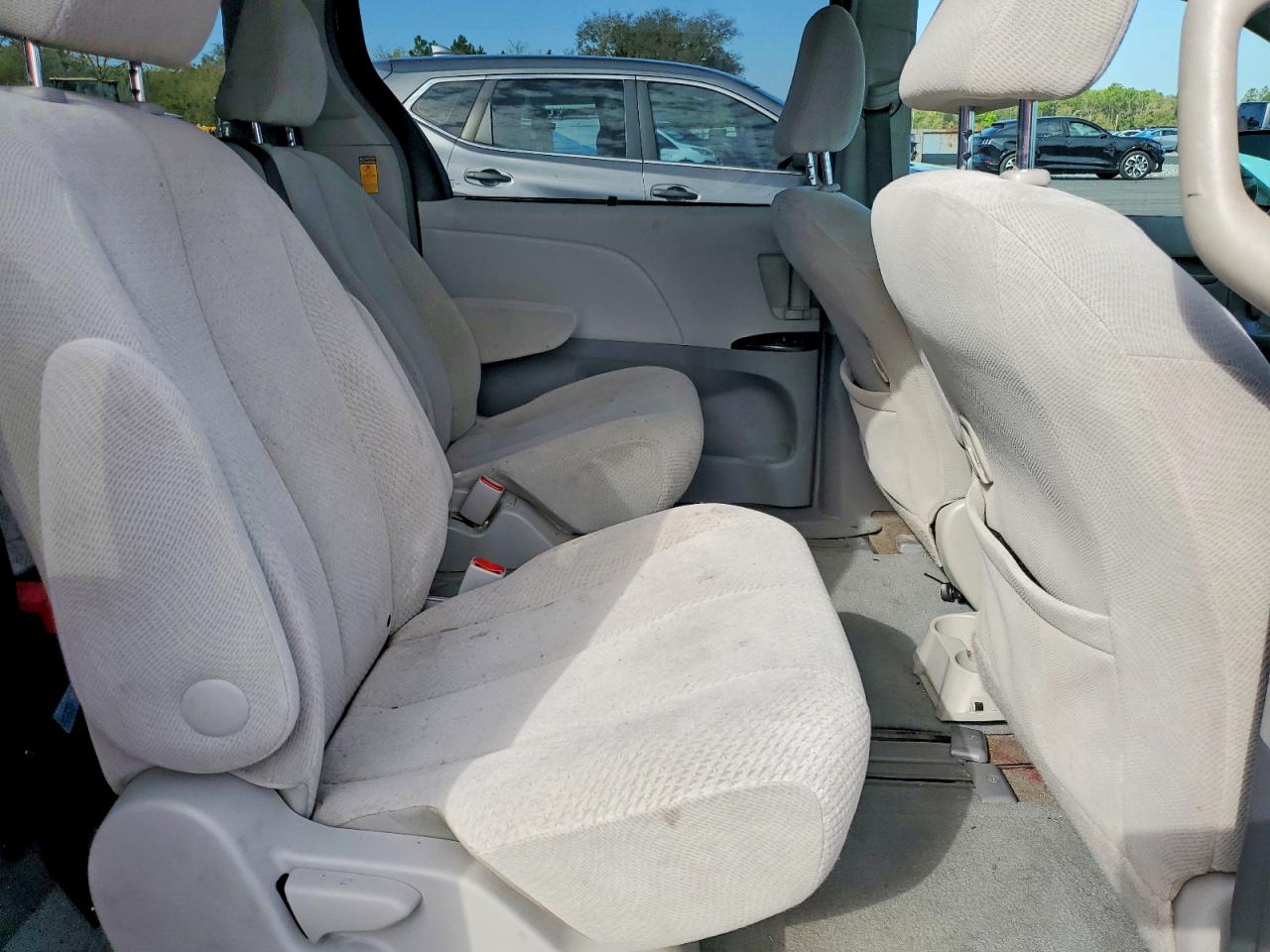 2014 Toyota Sienna Le 8-passenger Silver vin: 5TDKK3DC2ES417598