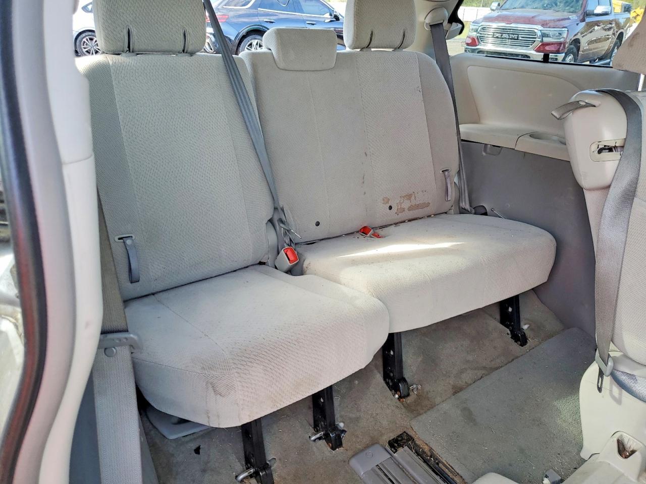 2014 Toyota Sienna Le 8-passenger Silver vin: 5TDKK3DC2ES417598