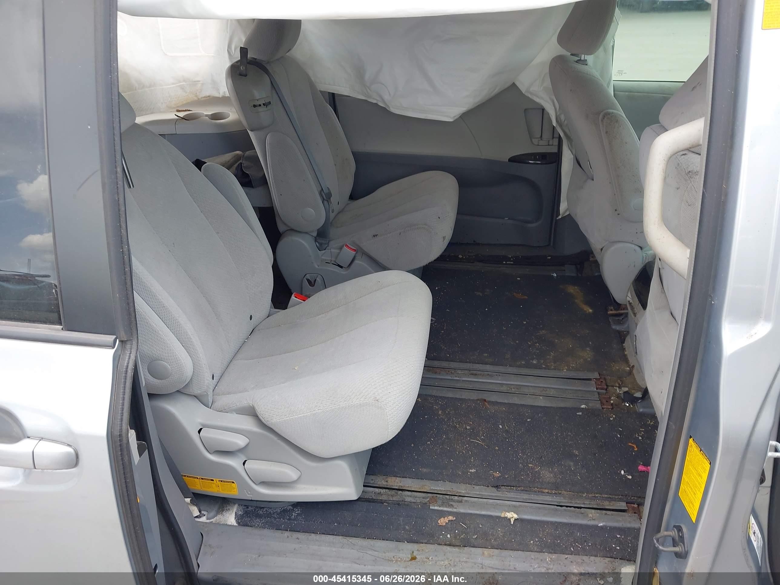 2014 Toyota Sienna Le V6 8 Passenger Silver vin: 5TDKK3DC2ES428035