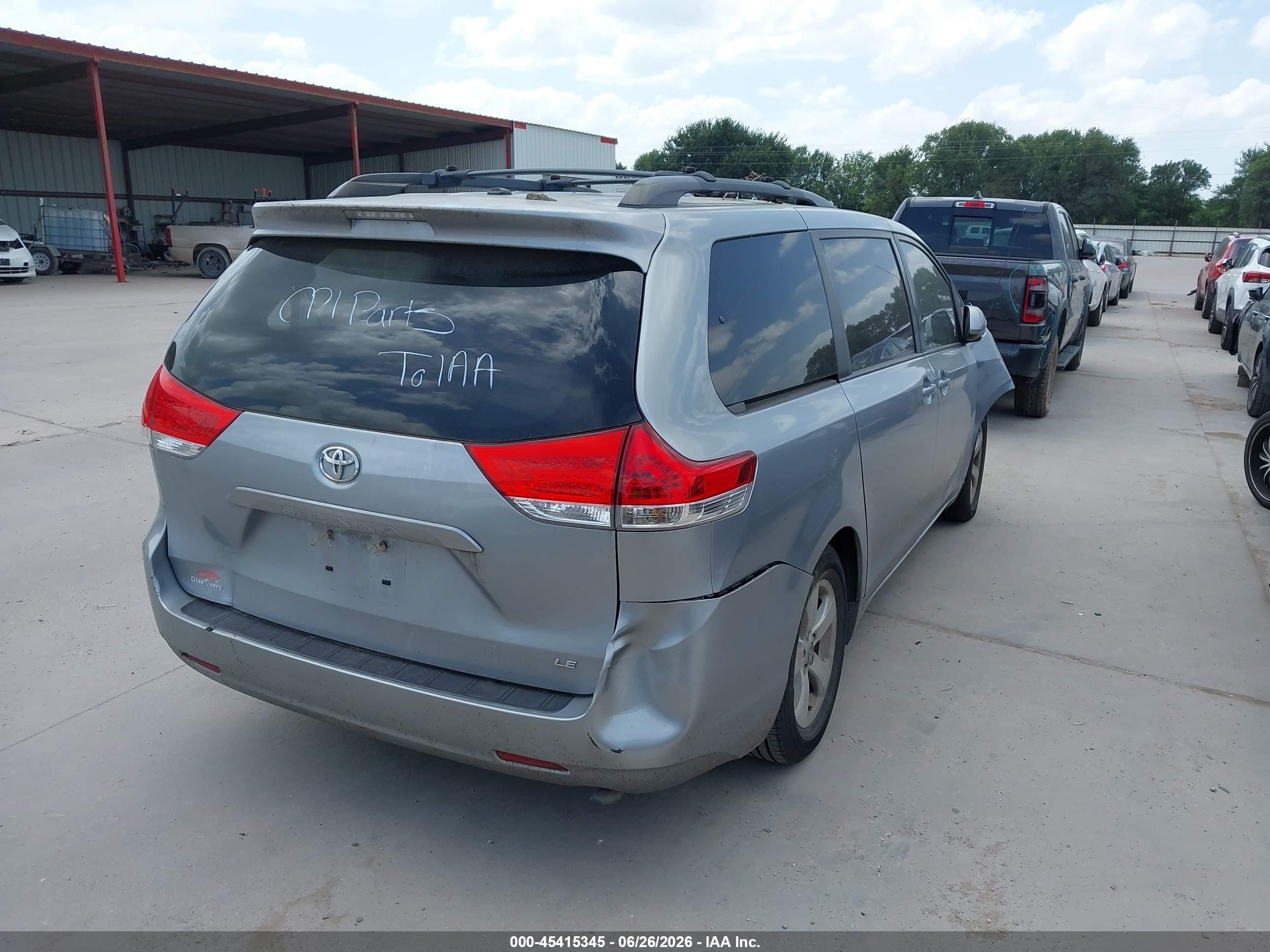 2014 Toyota Sienna Le V6 8 Passenger Silver vin: 5TDKK3DC2ES428035