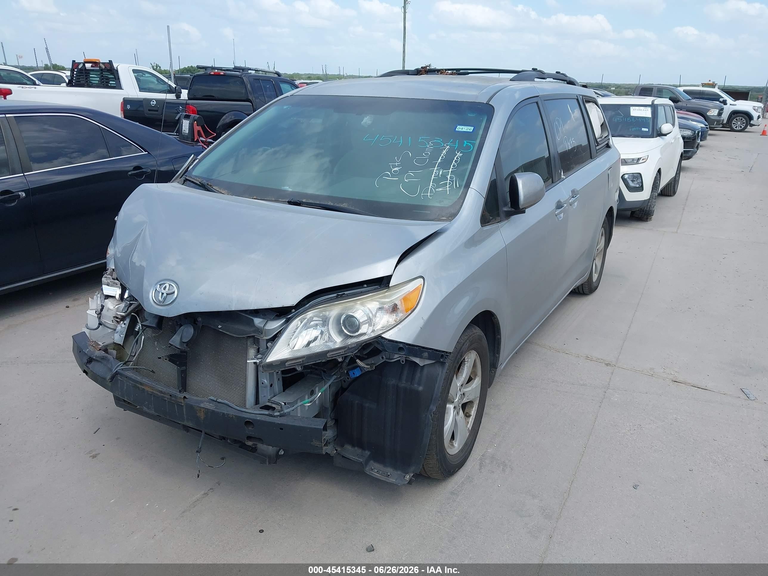 2014 Toyota Sienna Le V6 8 Passenger Silver vin: 5TDKK3DC2ES428035