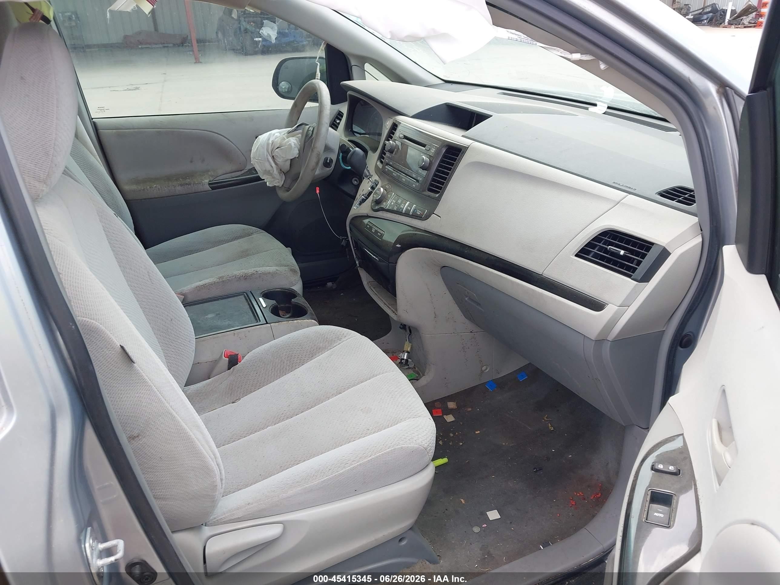 2014 Toyota Sienna Le V6 8 Passenger Silver vin: 5TDKK3DC2ES428035