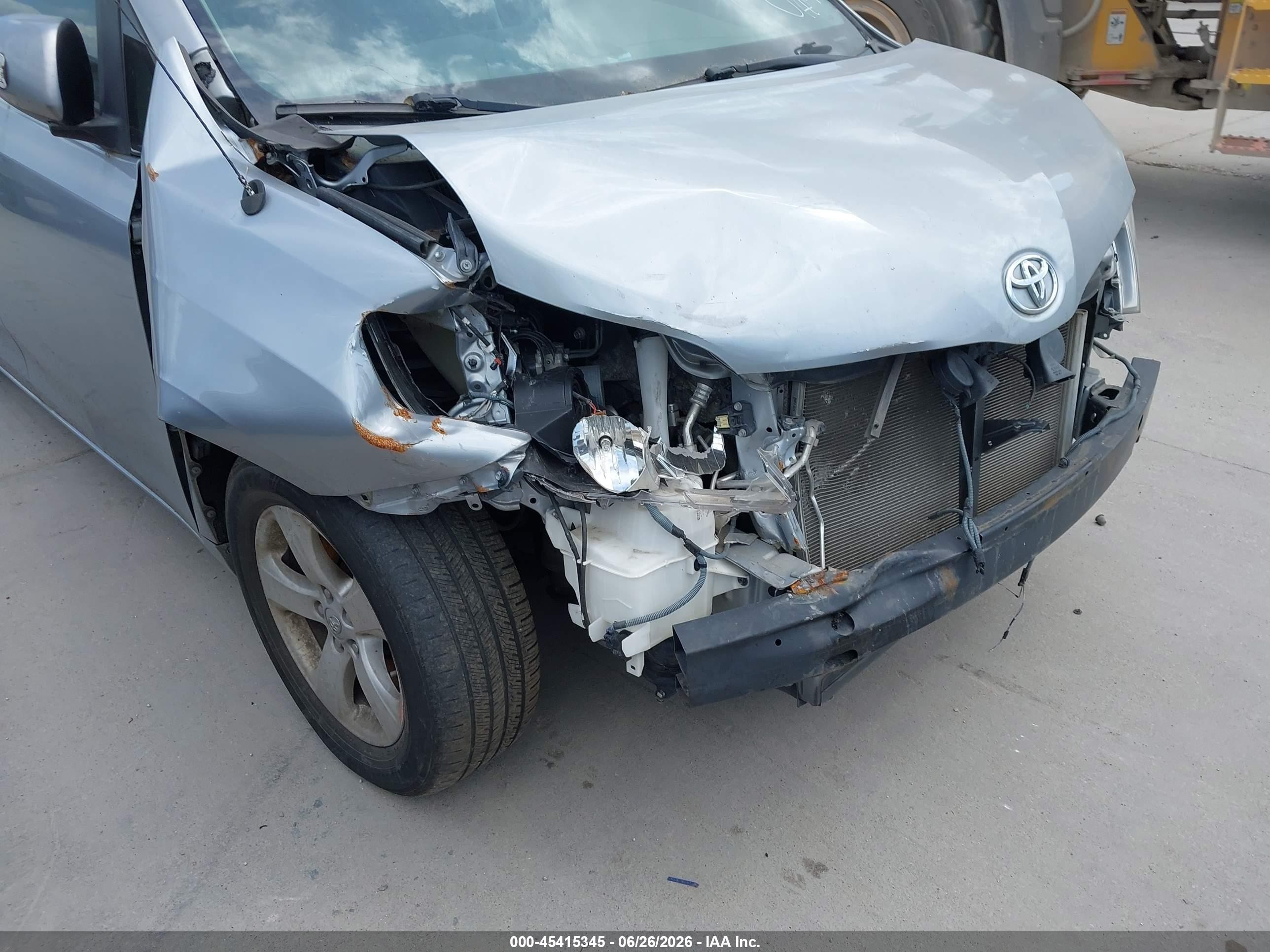 2014 Toyota Sienna Le V6 8 Passenger Silver vin: 5TDKK3DC2ES428035