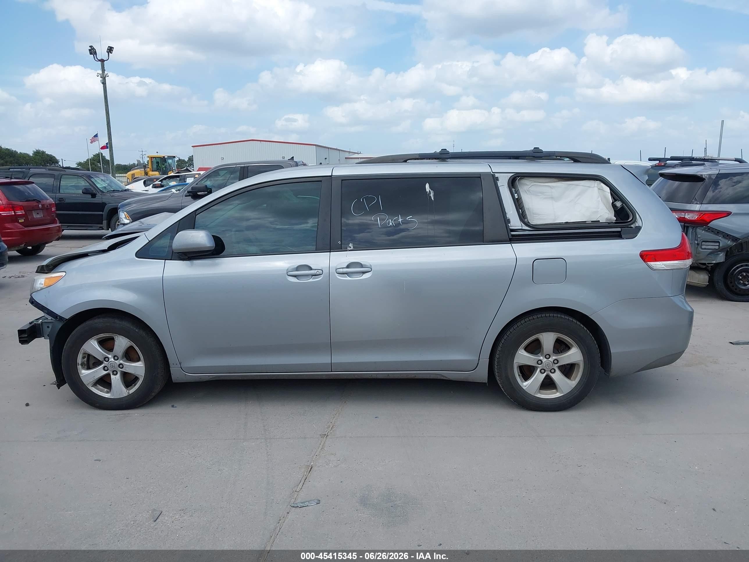 2014 Toyota Sienna Le V6 8 Passenger Silver vin: 5TDKK3DC2ES428035