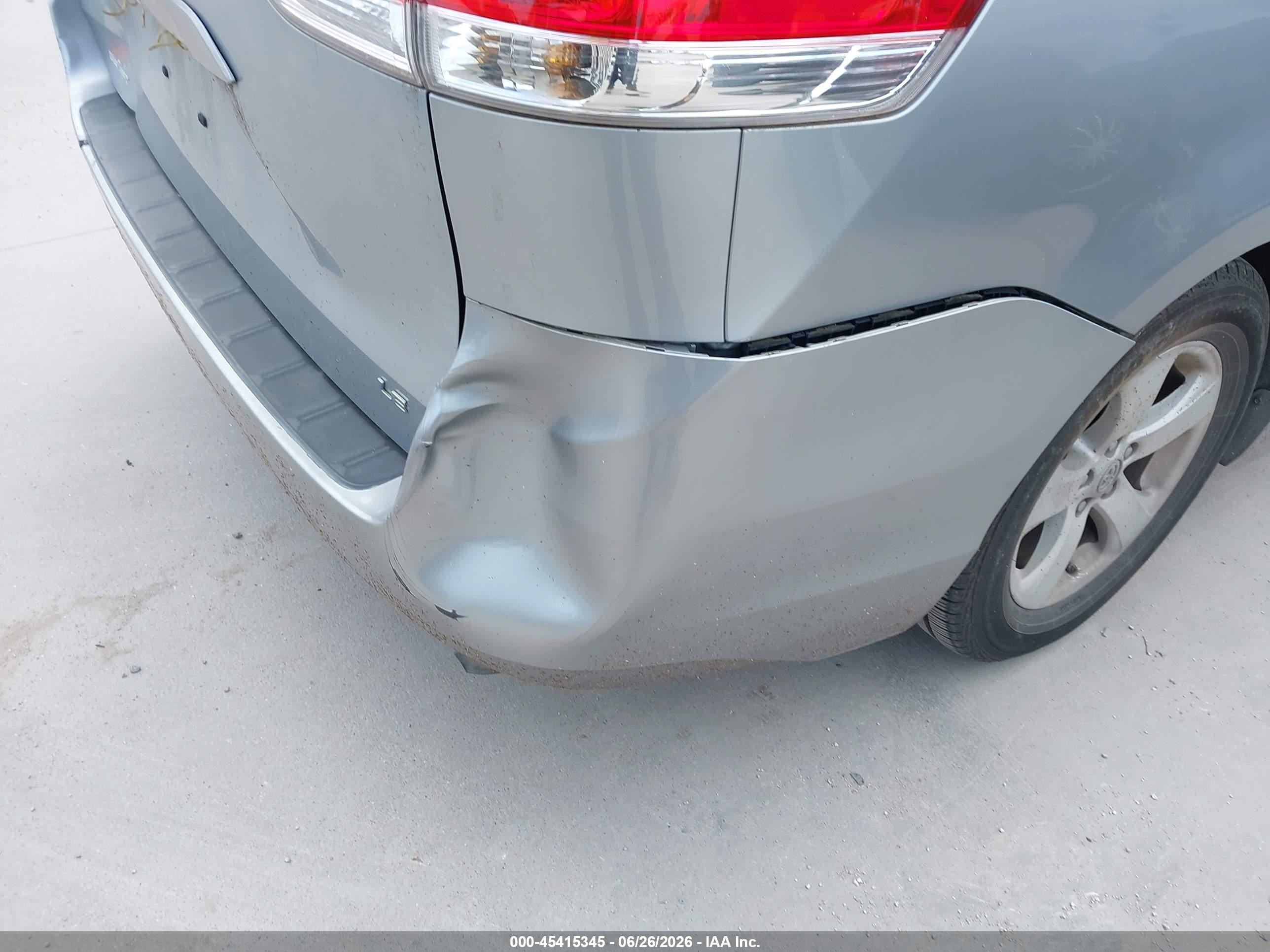 2014 Toyota Sienna Le V6 8 Passenger Silver vin: 5TDKK3DC2ES428035