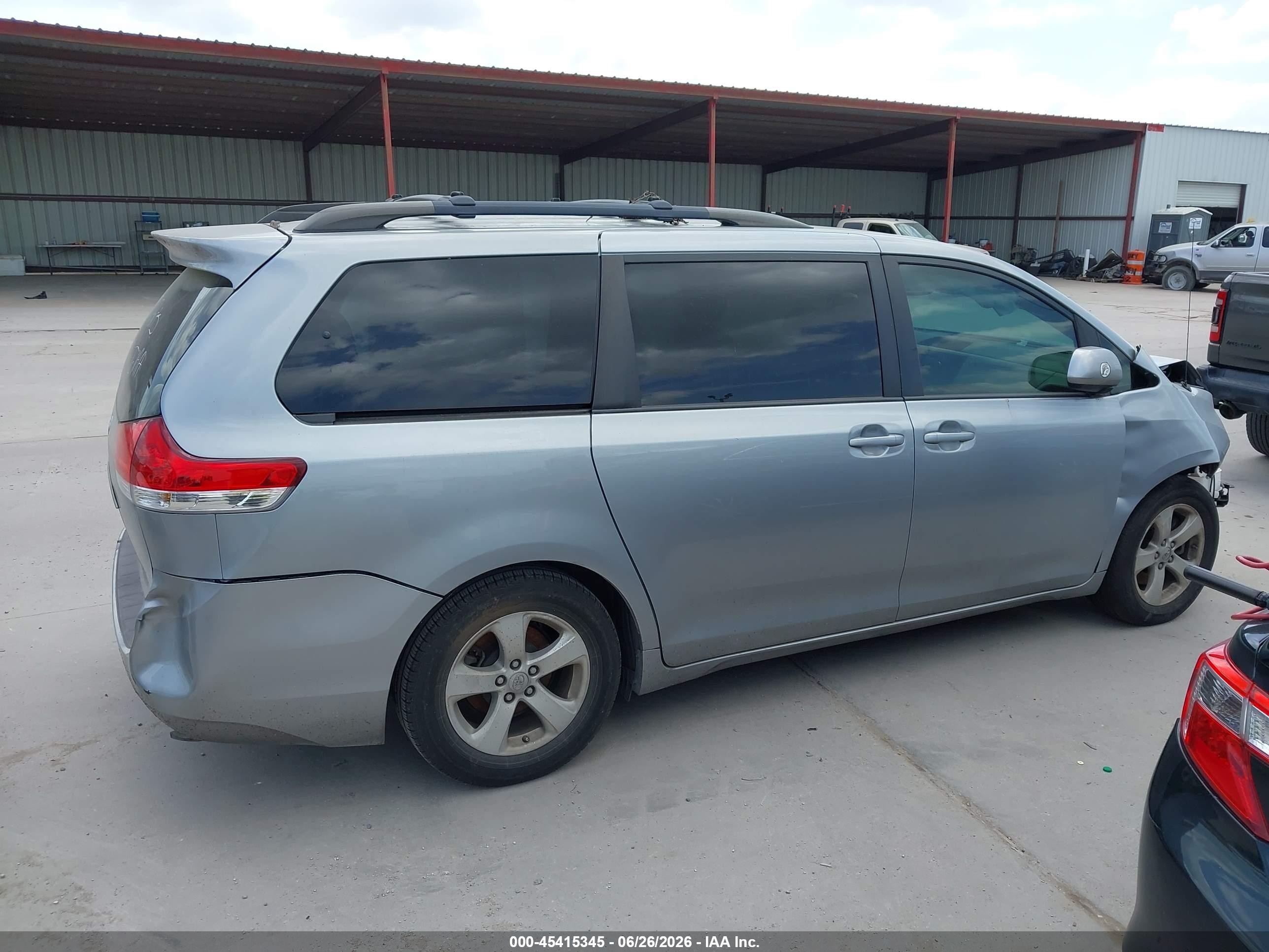 2014 Toyota Sienna Le V6 8 Passenger Silver vin: 5TDKK3DC2ES428035