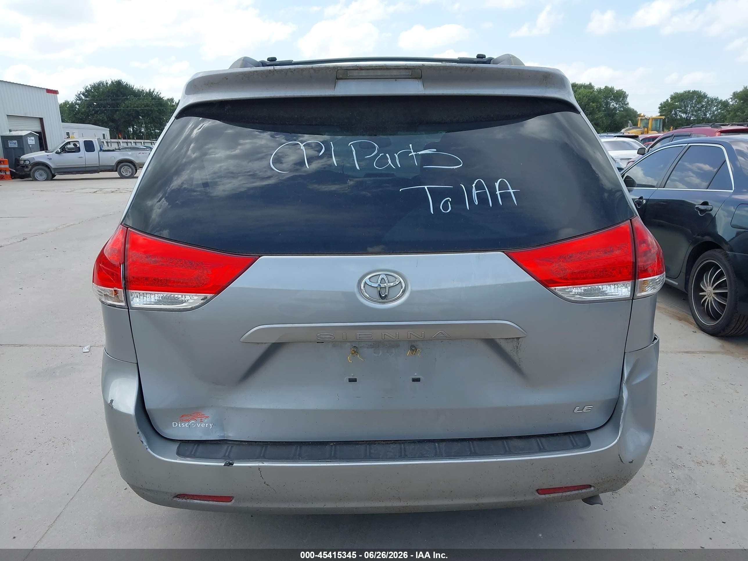 2014 Toyota Sienna Le V6 8 Passenger Silver vin: 5TDKK3DC2ES428035