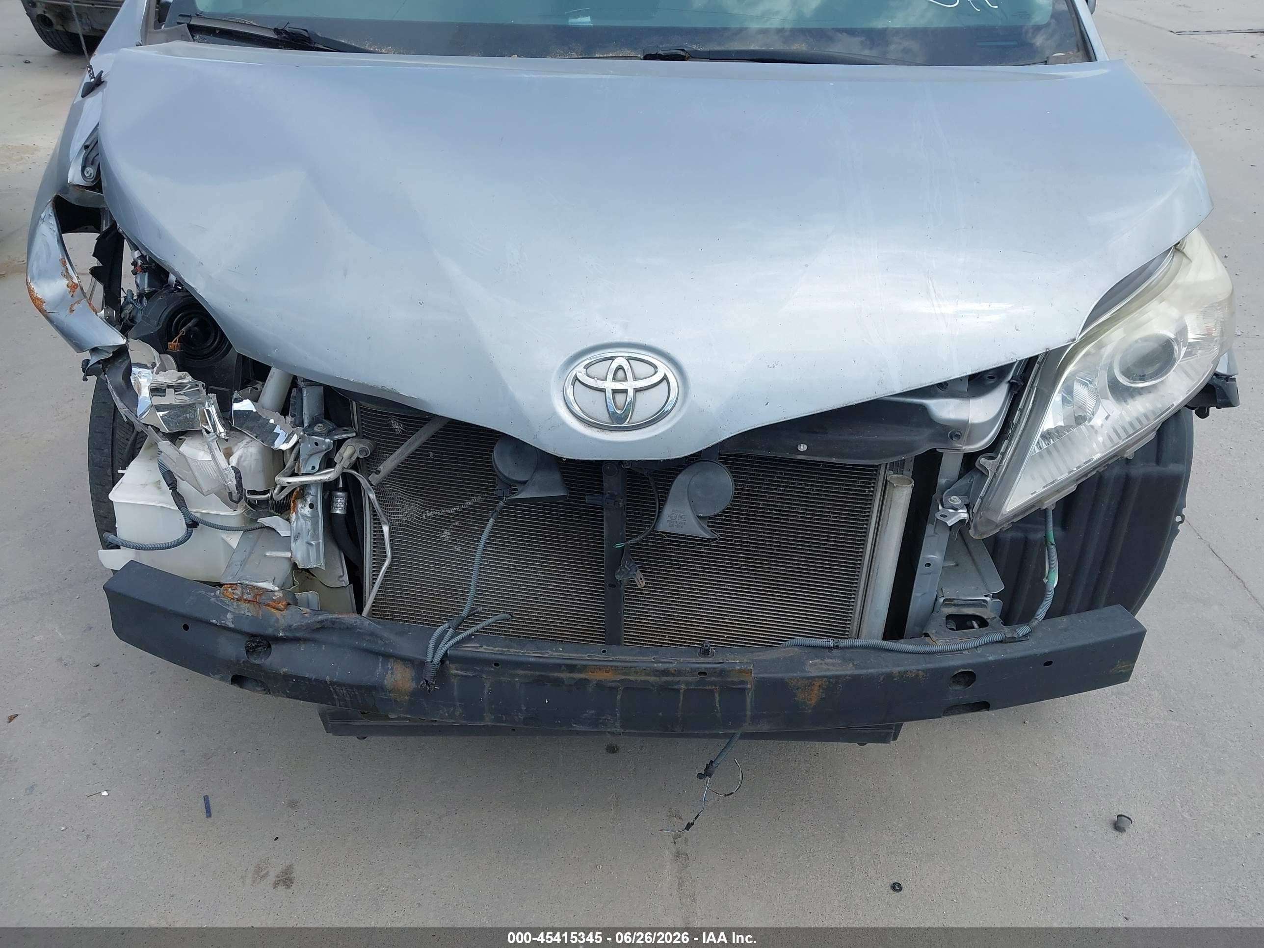 2014 Toyota Sienna Le V6 8 Passenger Silver vin: 5TDKK3DC2ES428035