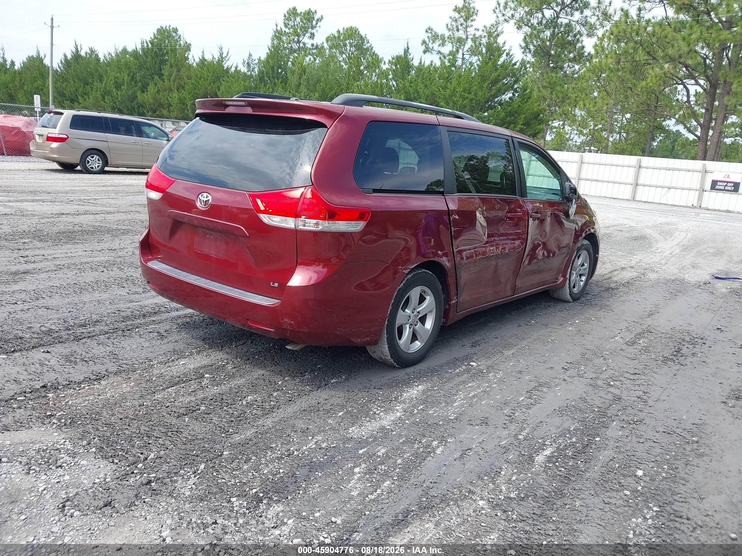 2014 Toyota Sienna Le V6 8 Passenger Red vin: 5TDKK3DC2ES429699
