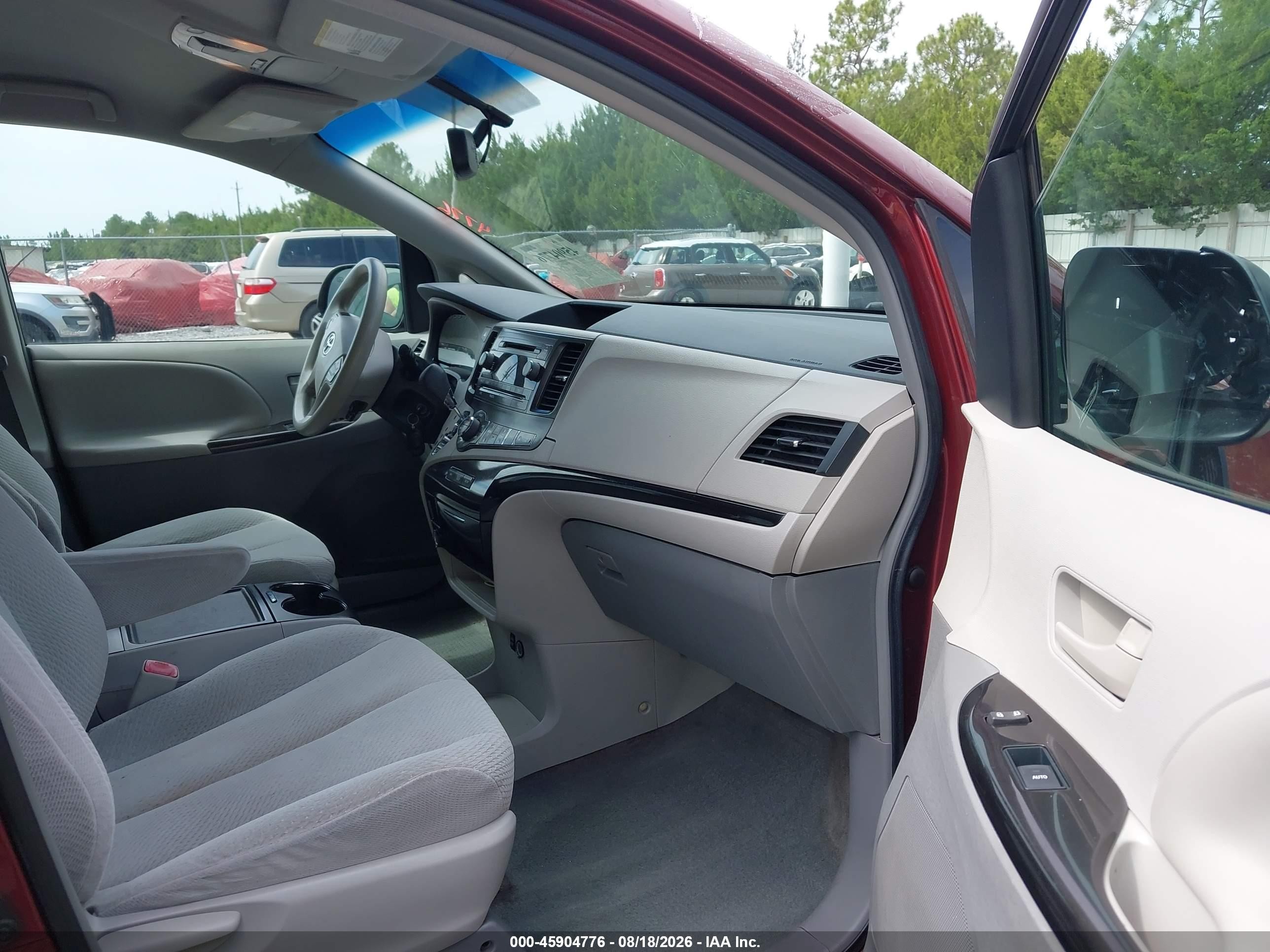 2014 Toyota Sienna Le V6 8 Passenger Red vin: 5TDKK3DC2ES429699