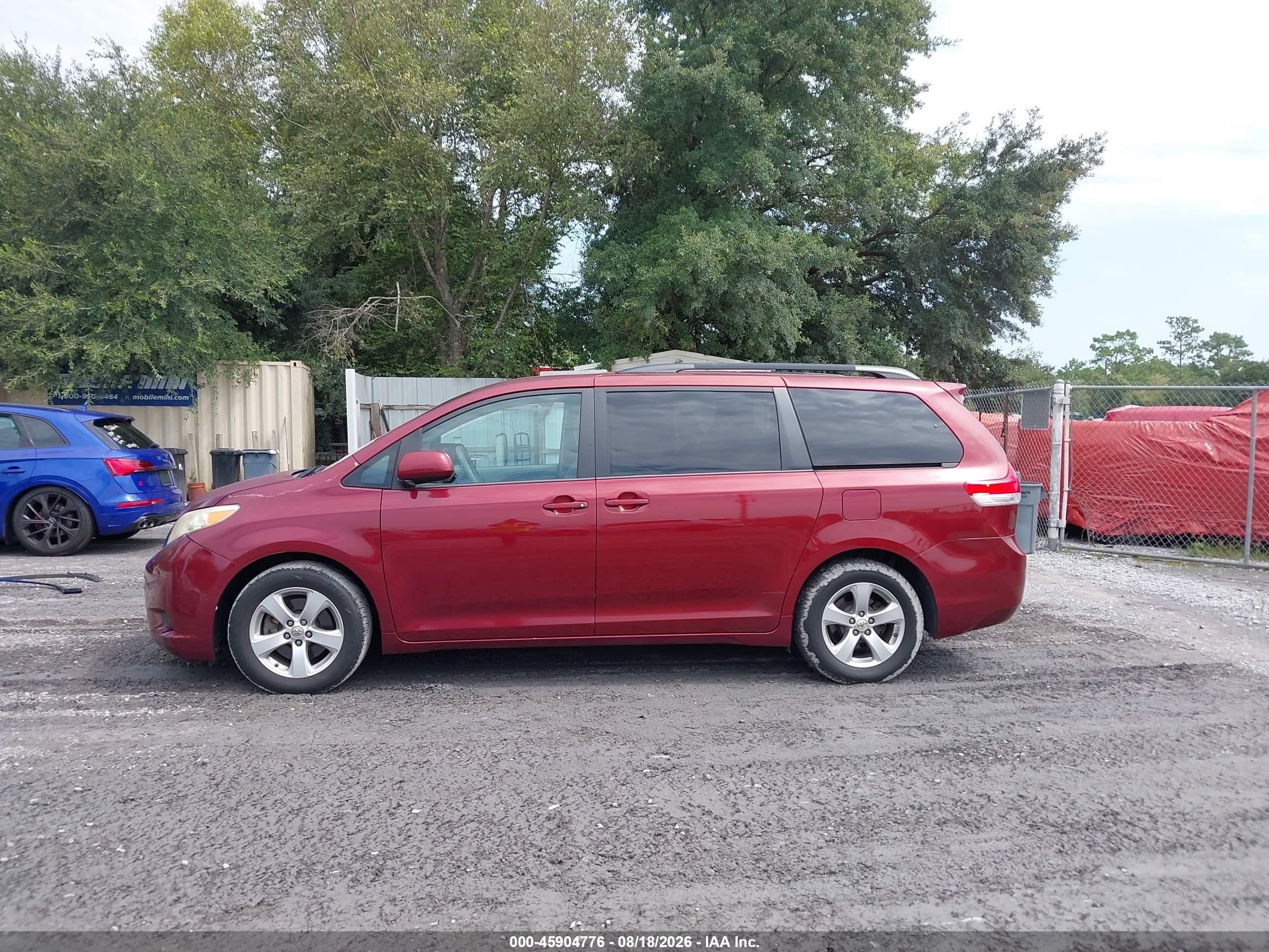 2014 Toyota Sienna Le V6 8 Passenger Red vin: 5TDKK3DC2ES429699