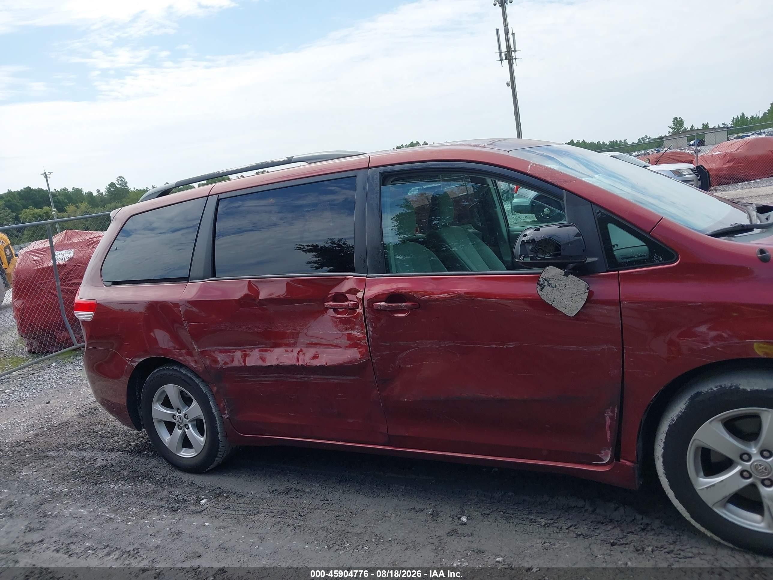 2014 Toyota Sienna Le V6 8 Passenger Red vin: 5TDKK3DC2ES429699
