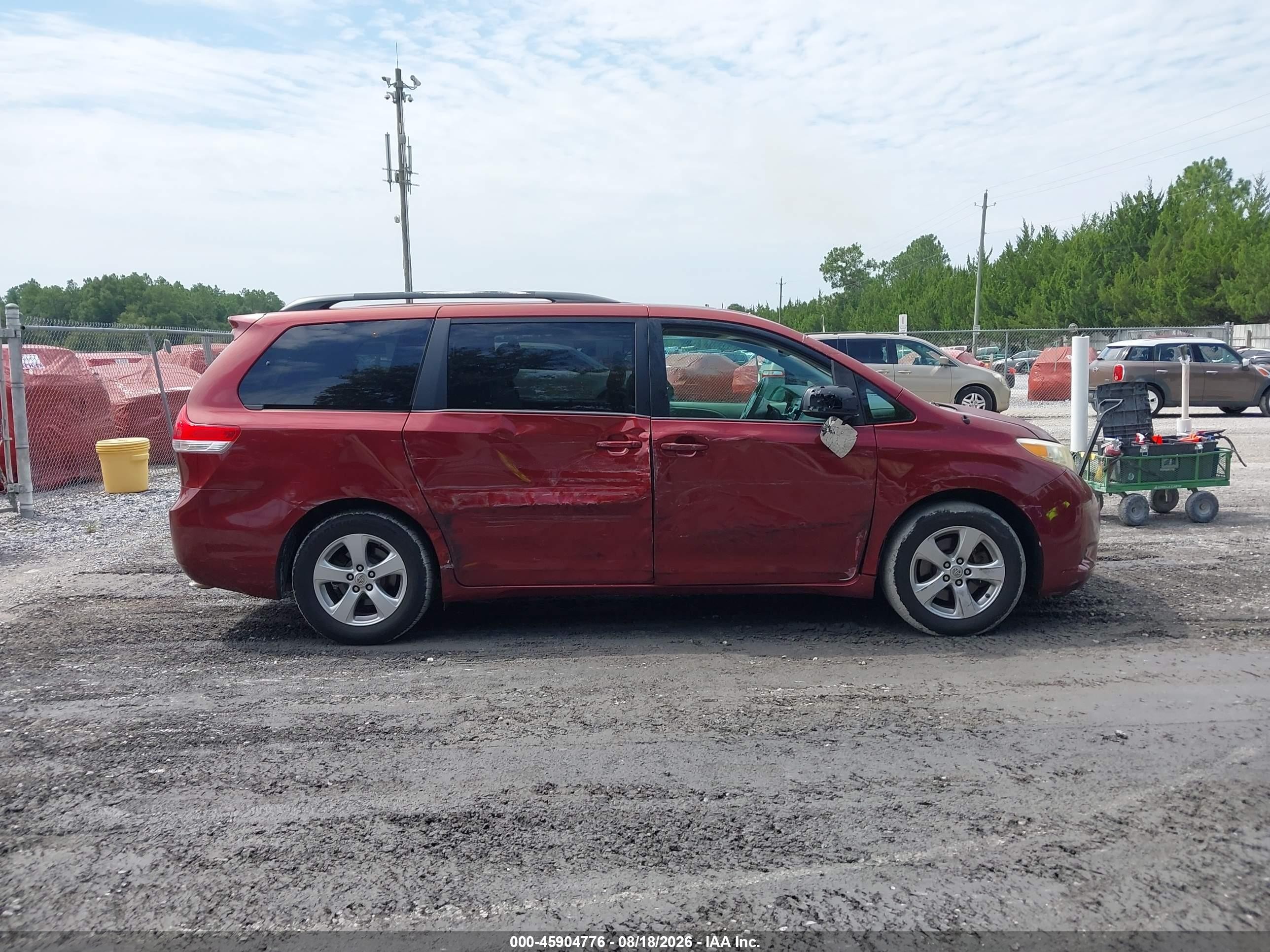 2014 Toyota Sienna Le V6 8 Passenger Red vin: 5TDKK3DC2ES429699