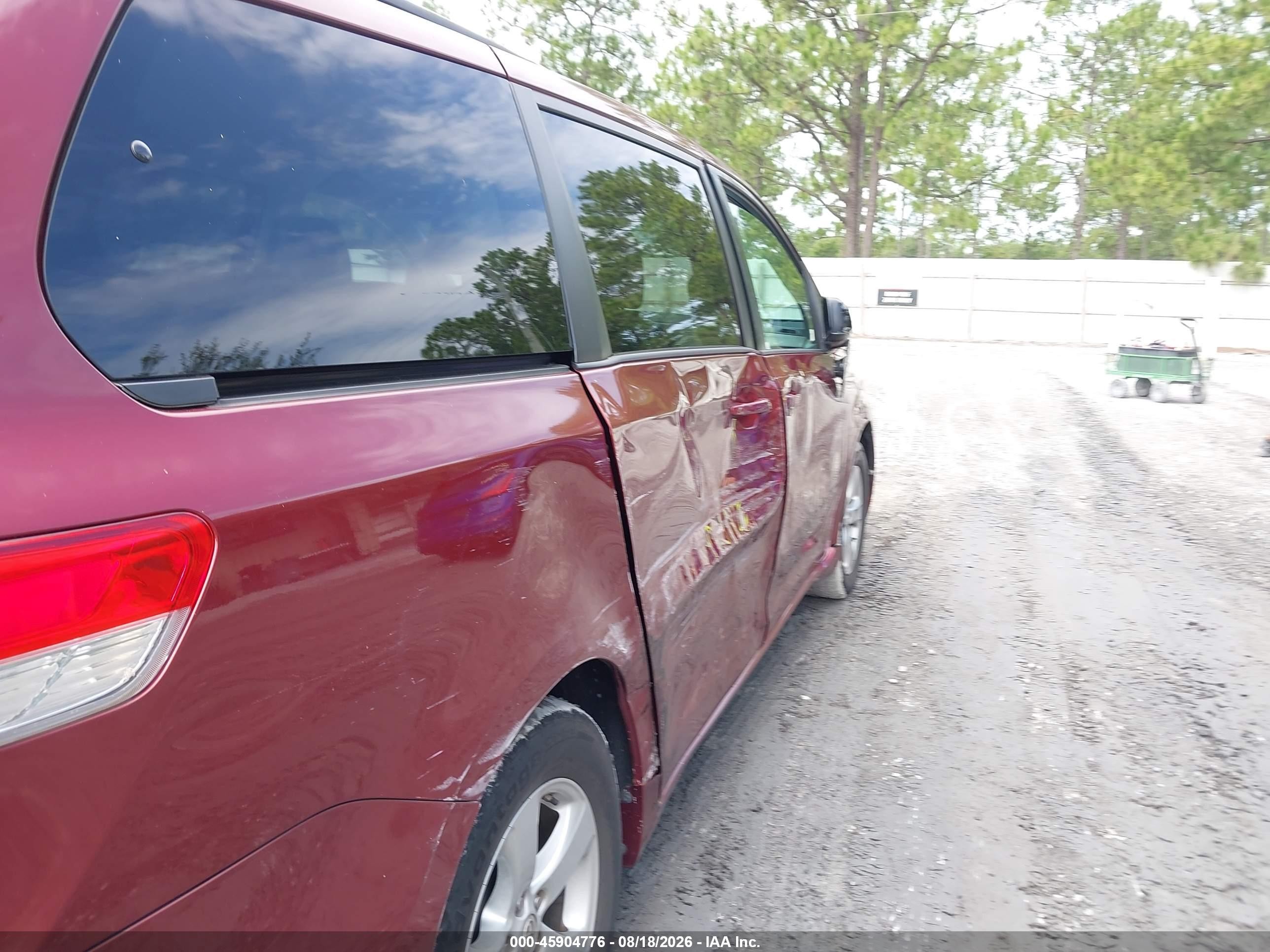 2014 Toyota Sienna Le V6 8 Passenger Red vin: 5TDKK3DC2ES429699