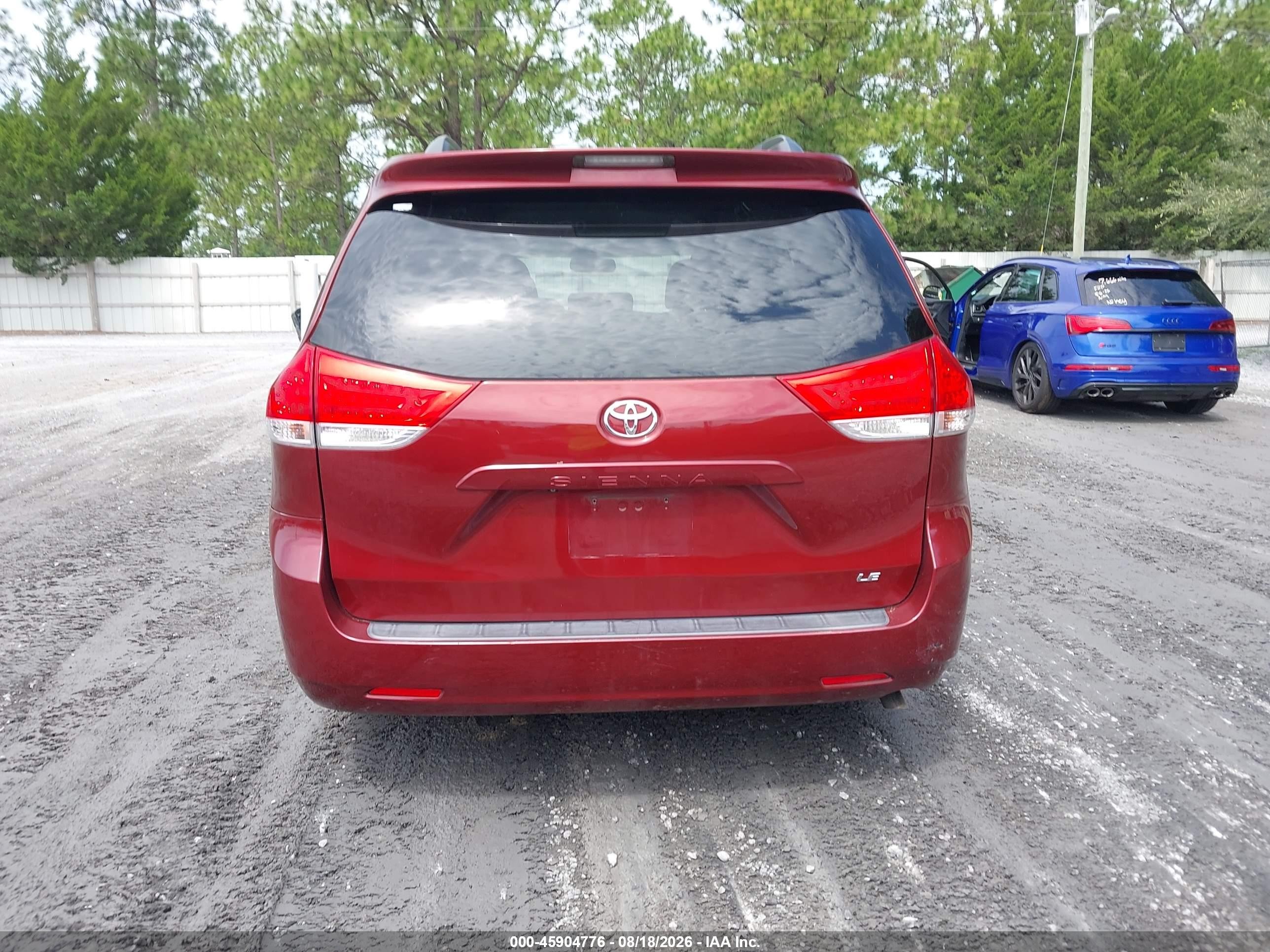 2014 Toyota Sienna Le V6 8 Passenger Red vin: 5TDKK3DC2ES429699