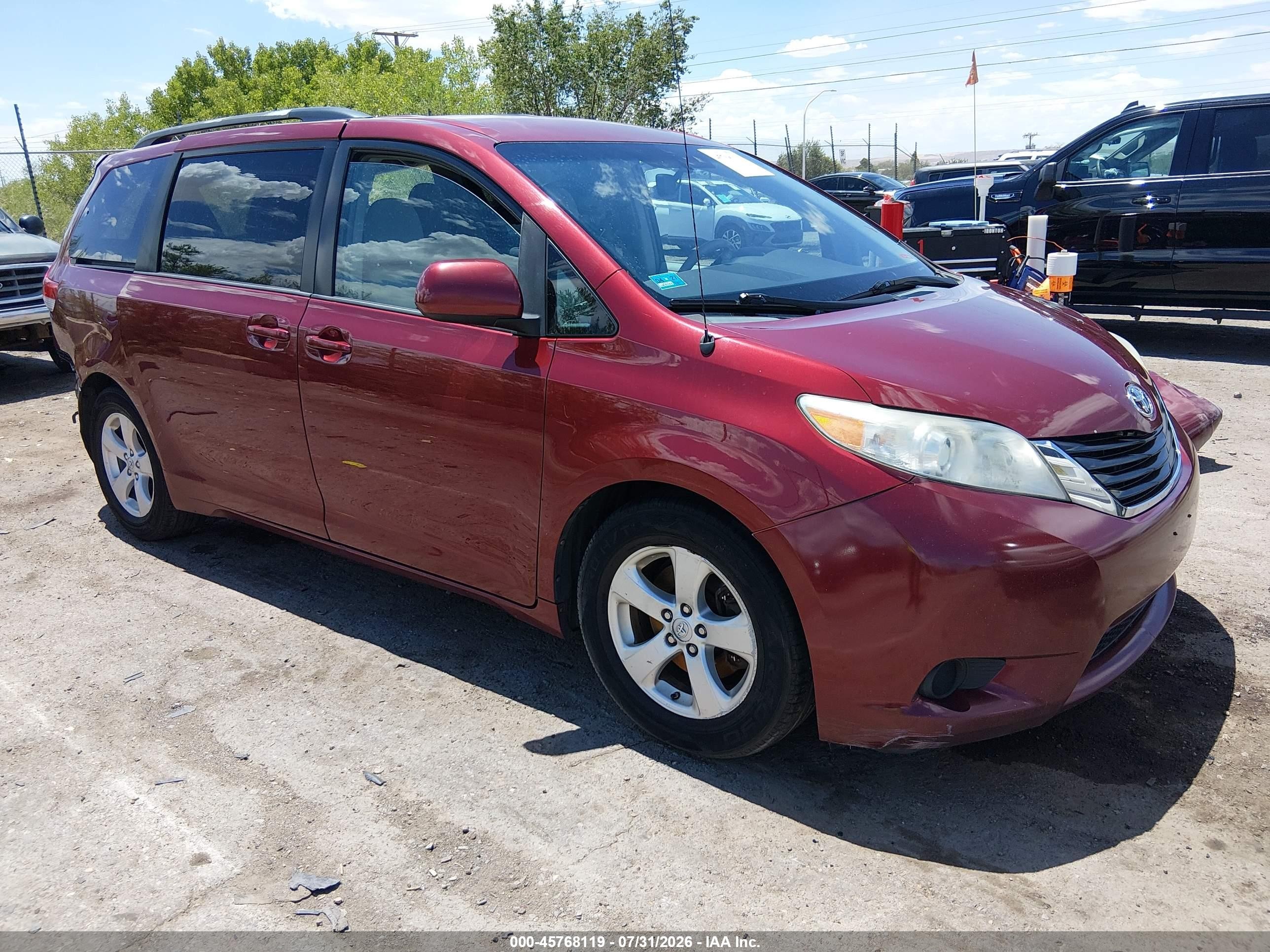2014 Toyota Sienna Le V6 8 Passenger Red vin: 5TDKK3DC2ES440704