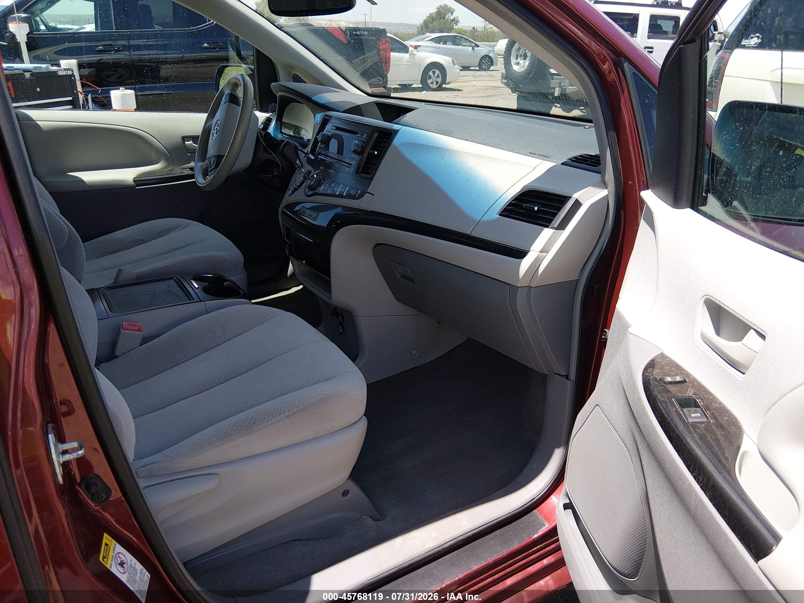 2014 Toyota Sienna Le V6 8 Passenger Red vin: 5TDKK3DC2ES440704