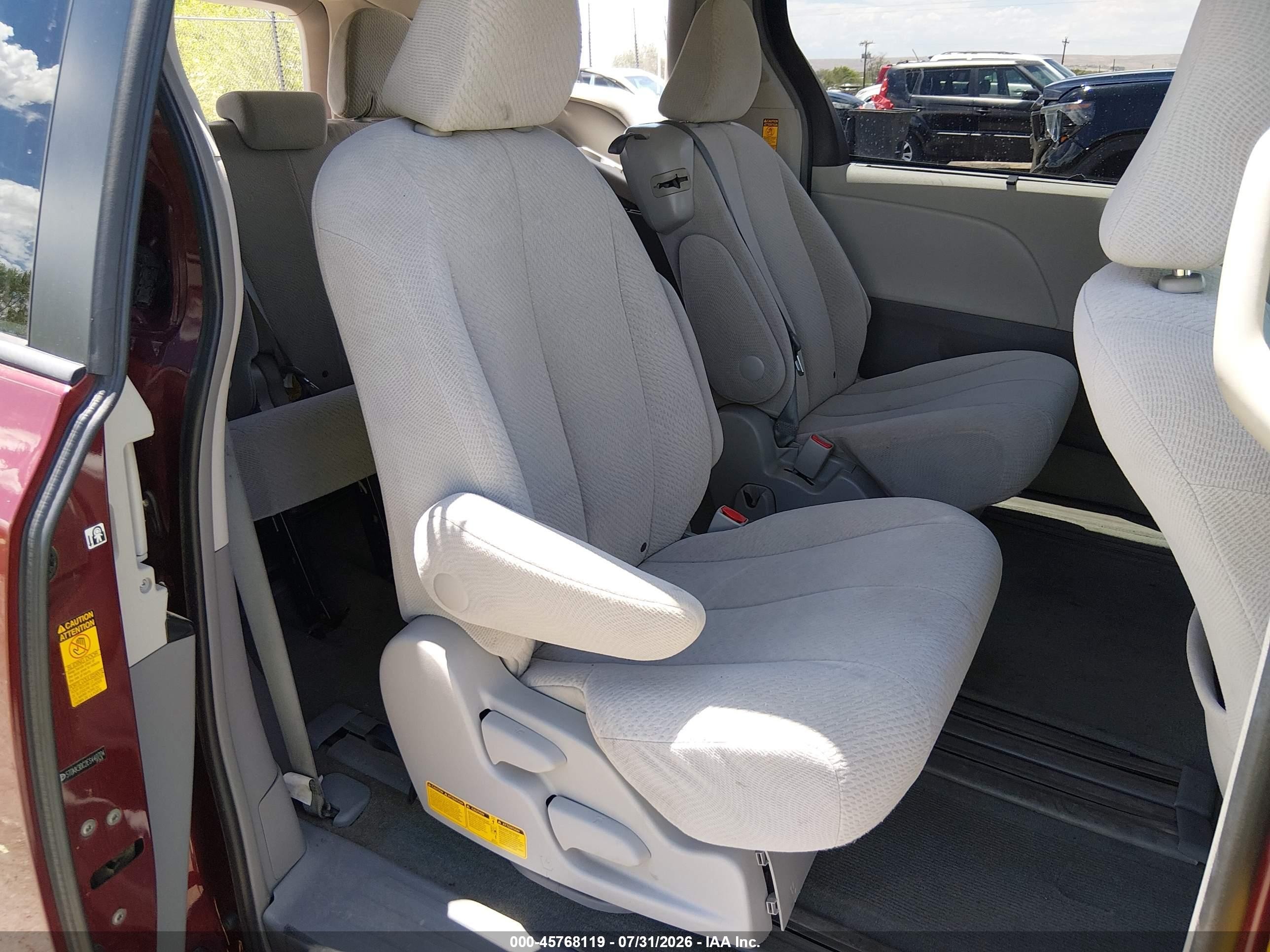 2014 Toyota Sienna Le V6 8 Passenger Red vin: 5TDKK3DC2ES440704