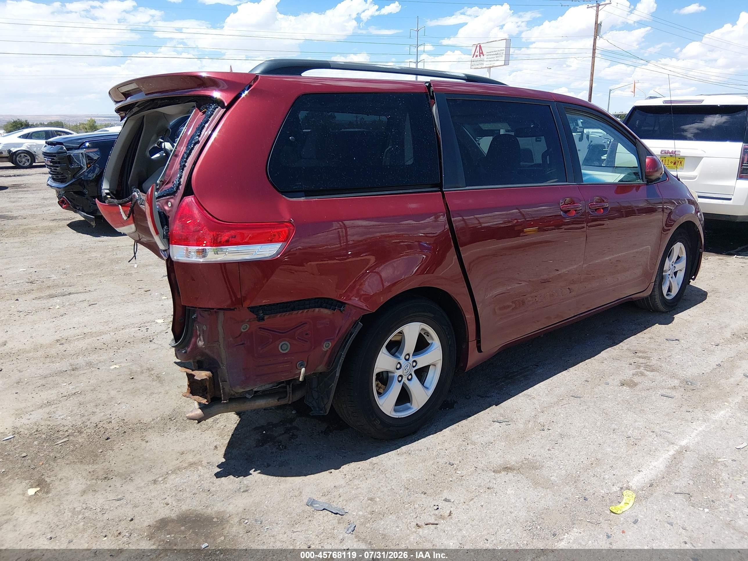 2014 Toyota Sienna Le V6 8 Passenger Red vin: 5TDKK3DC2ES440704