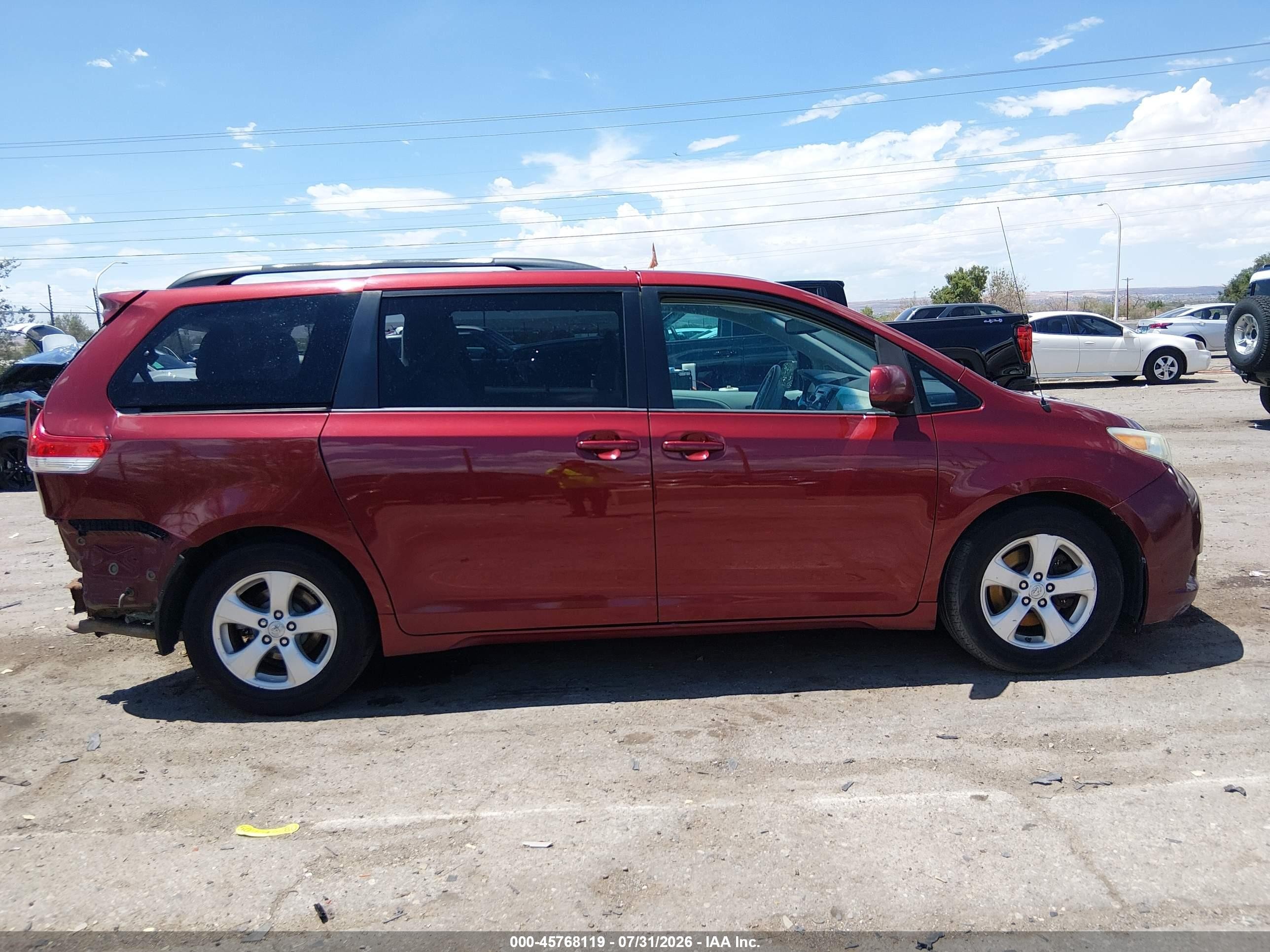 2014 Toyota Sienna Le V6 8 Passenger Red vin: 5TDKK3DC2ES440704