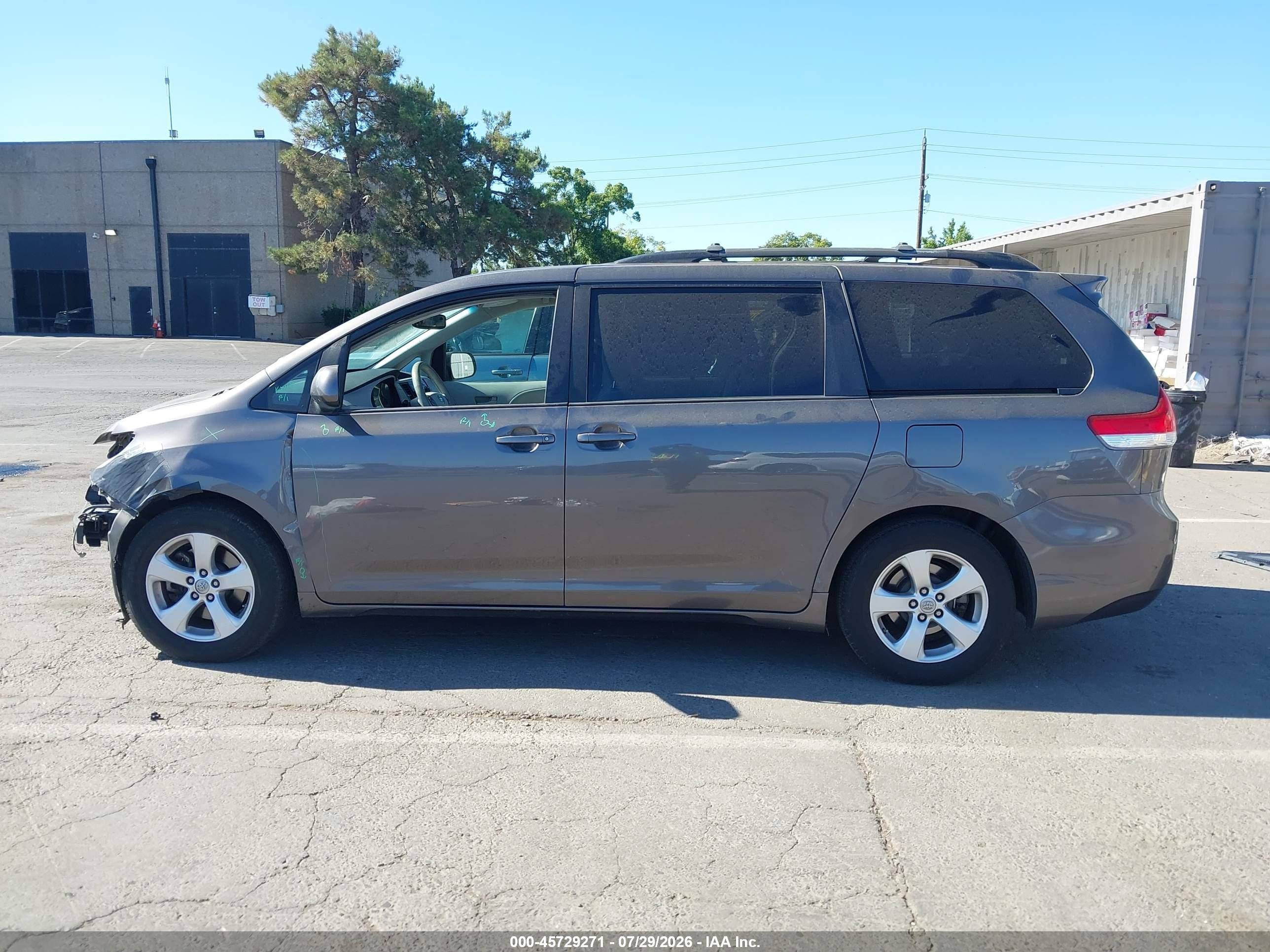 2014 Toyota Sienna Le V6 8 Passenger Gray vin: 5TDKK3DC2ES446602