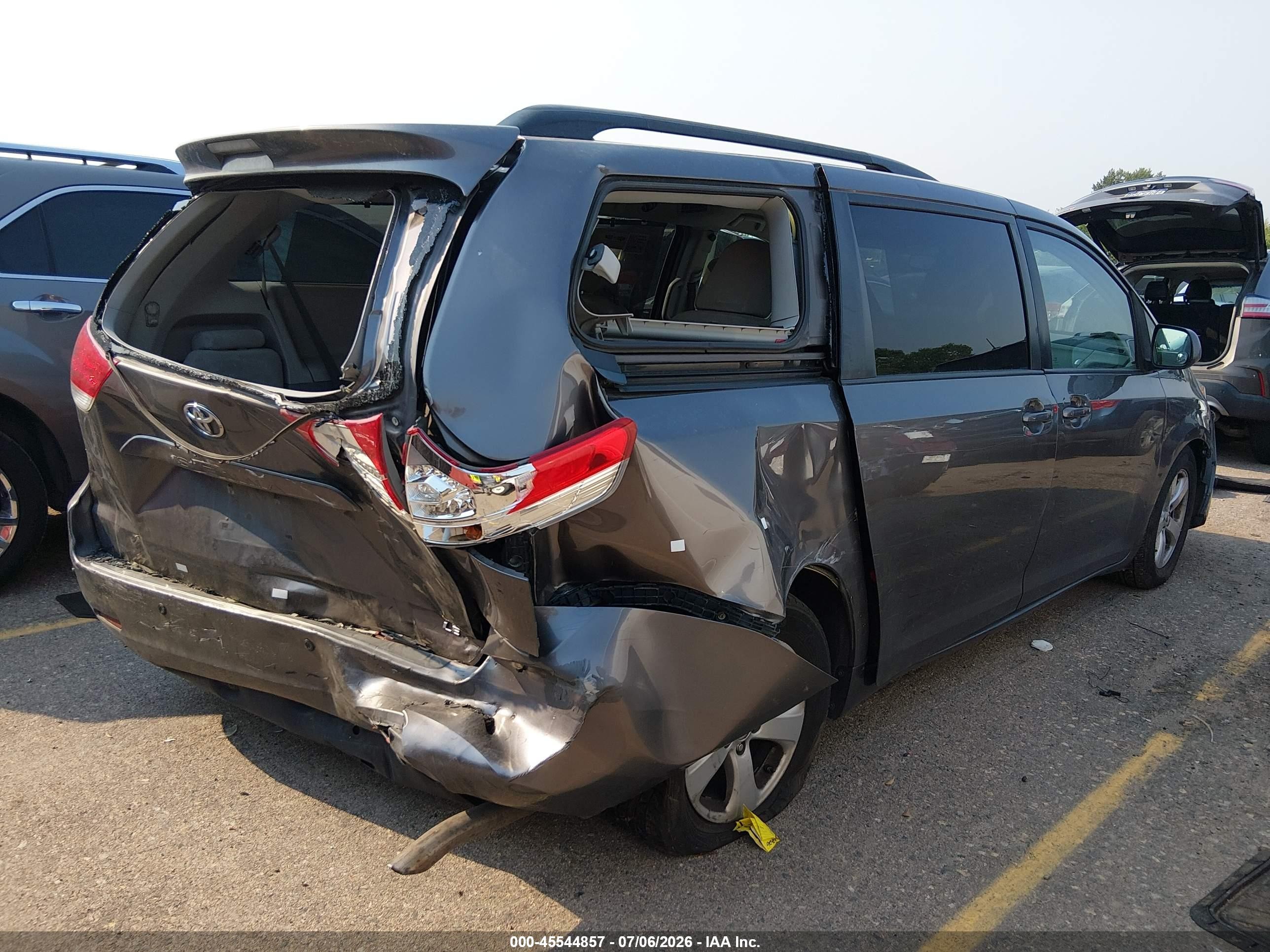 2014 Toyota Sienna Le V6 8 Passenger Gray vin: 5TDKK3DC2ES459883