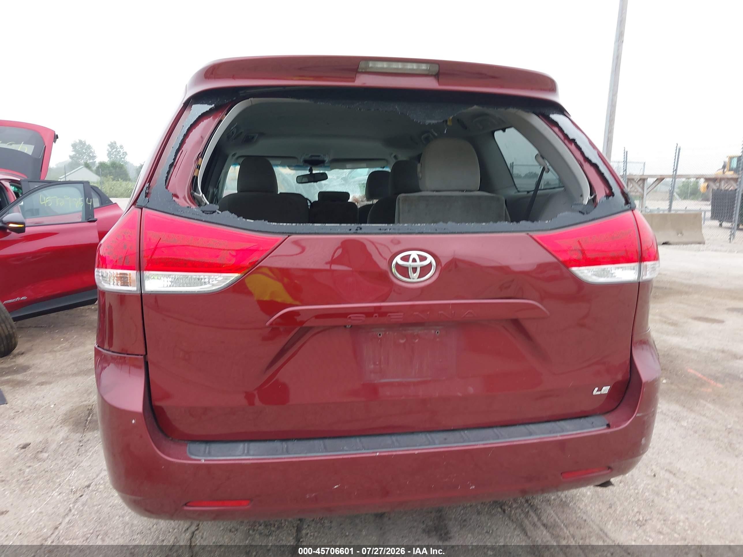 2014 Toyota Sienna Le V6 8 Passenger Maroon vin: 5TDKK3DC2ES476456