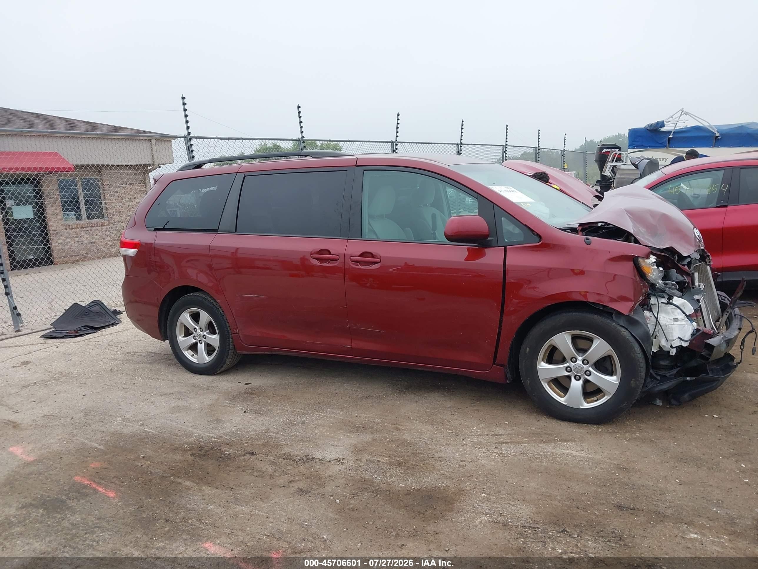 2014 Toyota Sienna Le V6 8 Passenger Maroon vin: 5TDKK3DC2ES476456