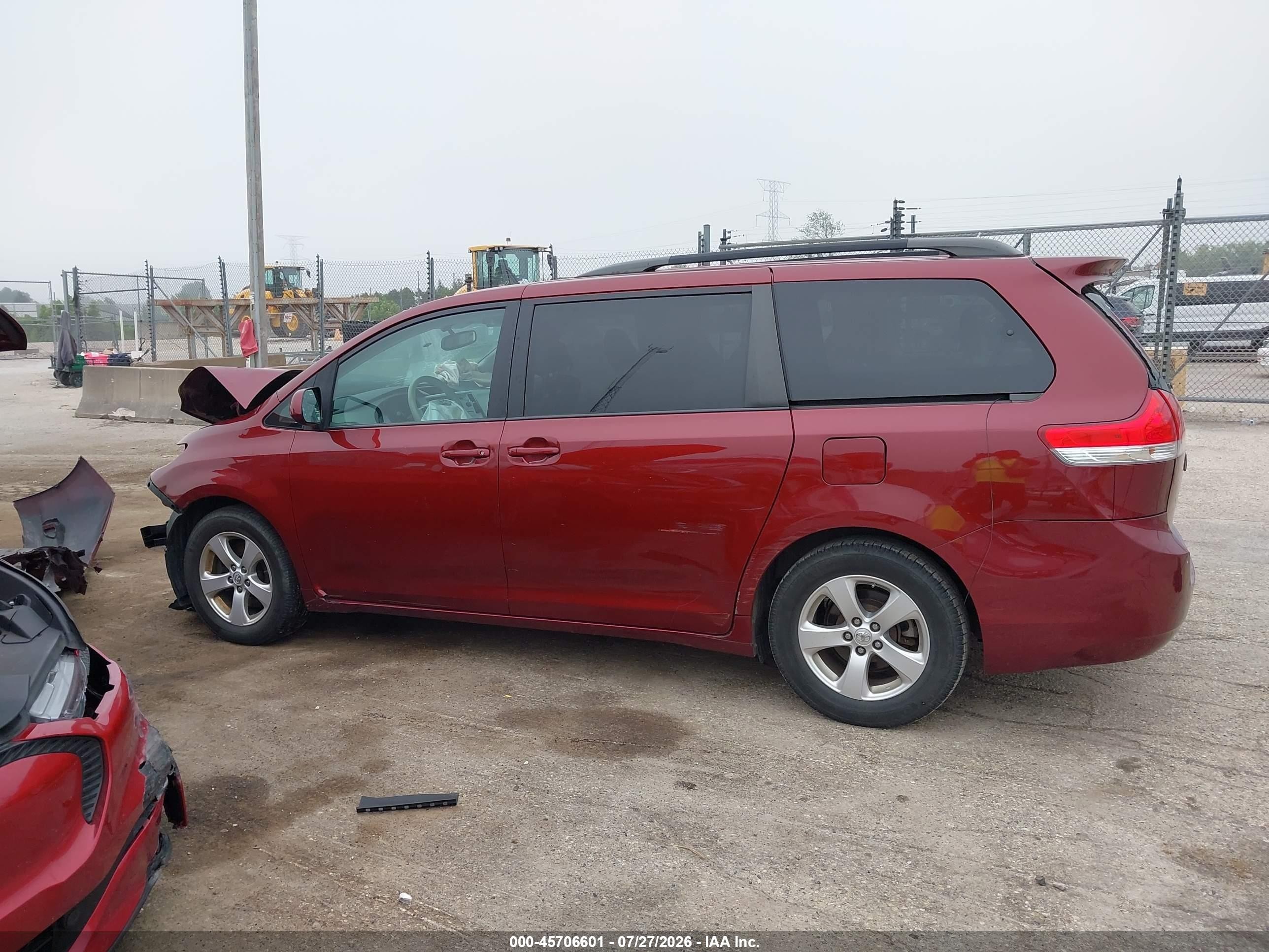 2014 Toyota Sienna Le V6 8 Passenger Maroon vin: 5TDKK3DC2ES476456