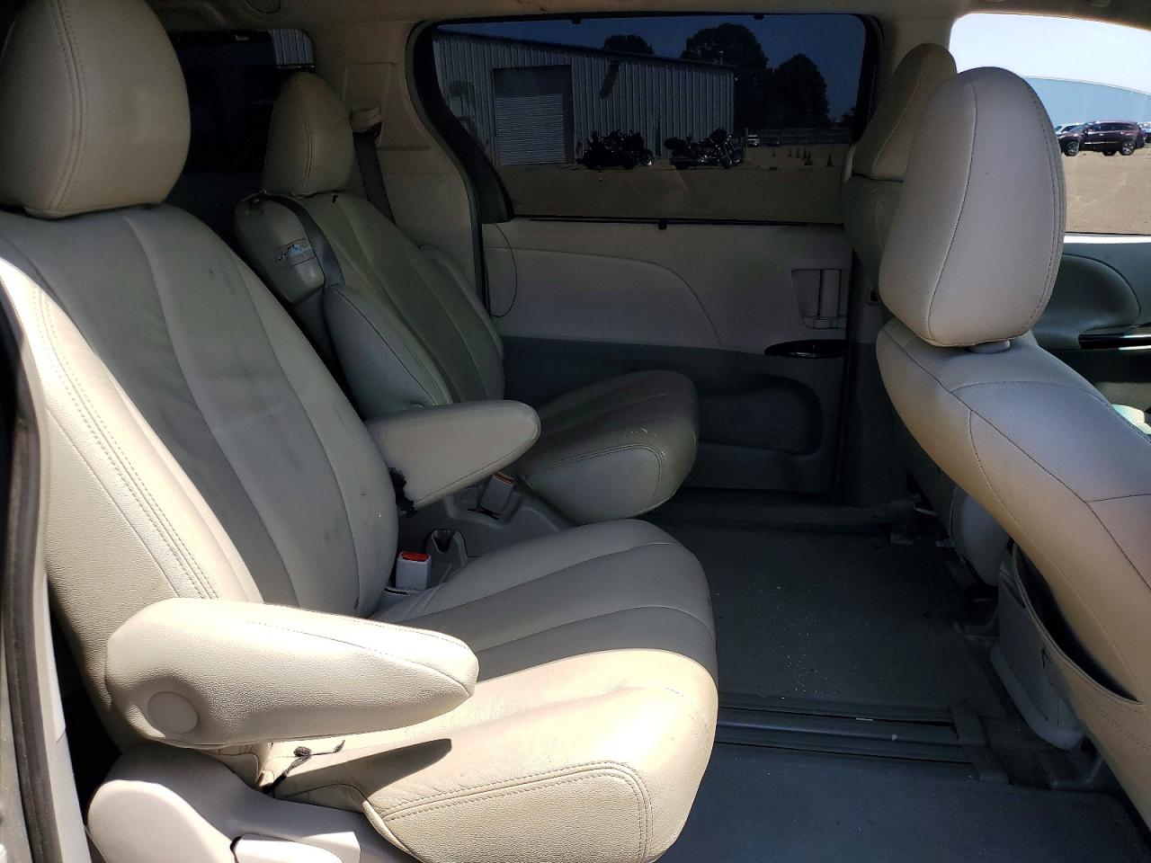 2014 Toyota Sienna Le Silver vin: 5TDKK3DC2ES478188