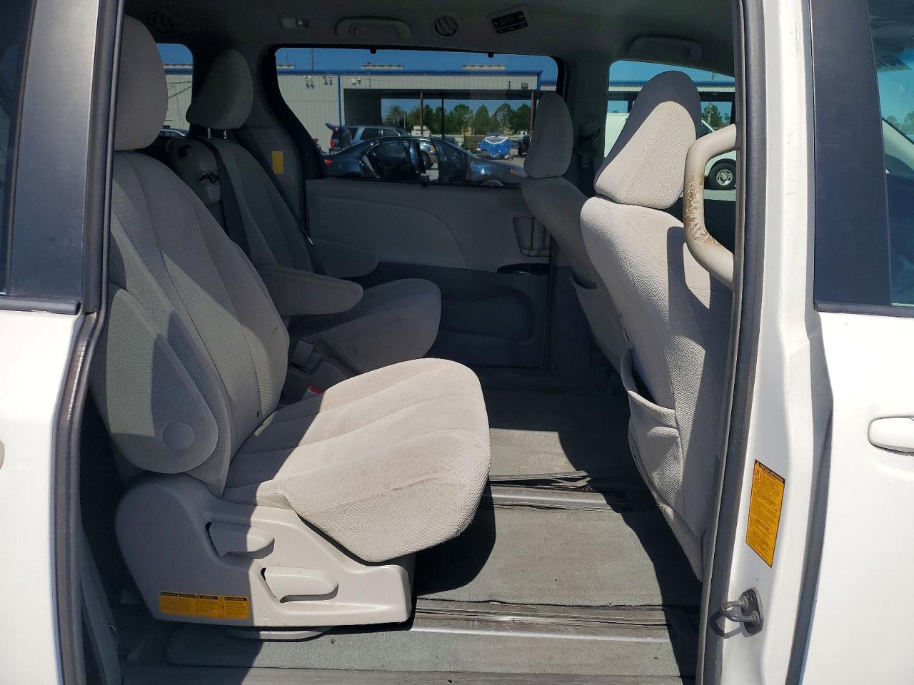 2014 Toyota Sienna Le White vin: 5TDKK3DC2ES479762