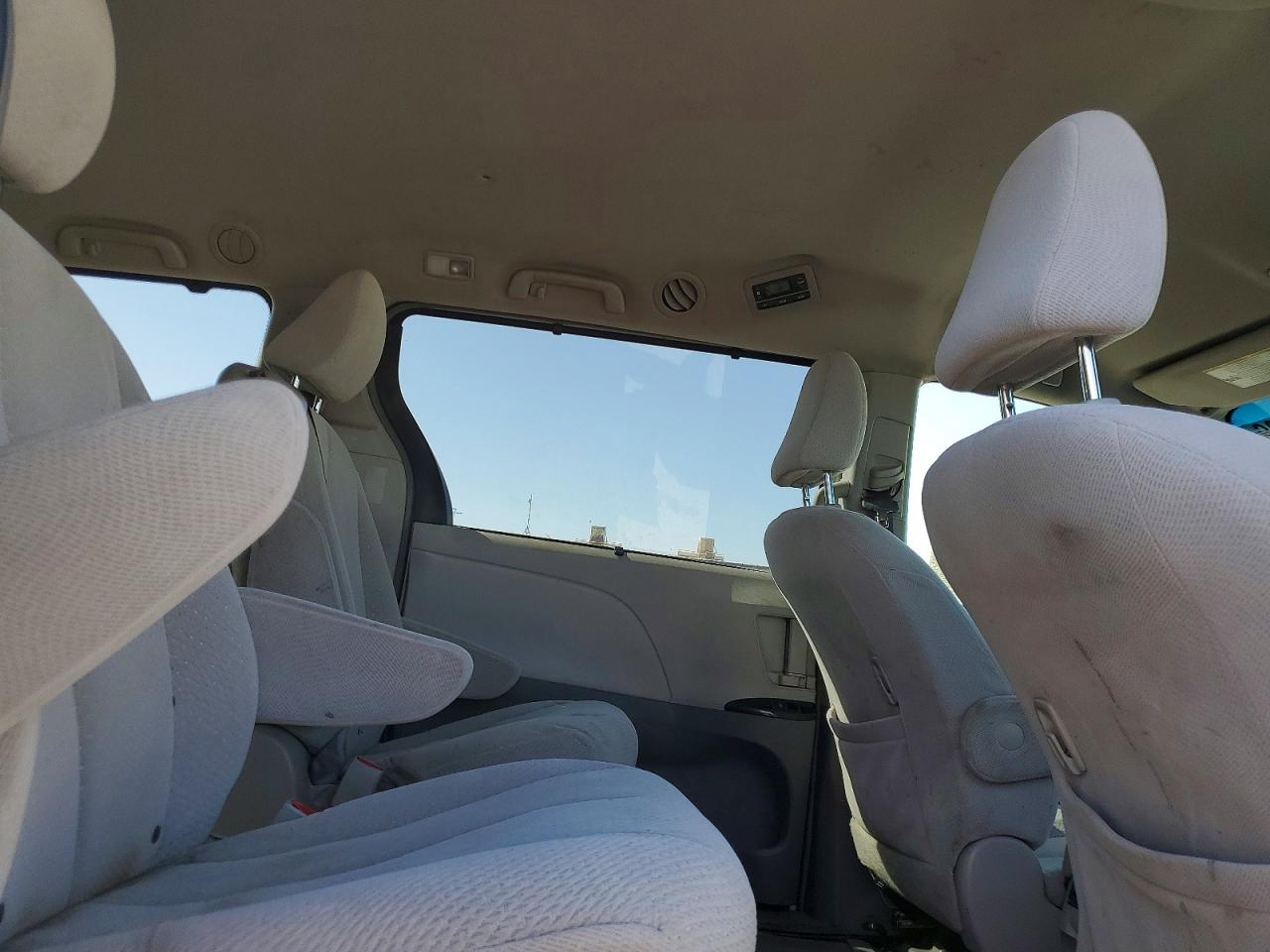 2014 Toyota Sienna Le White vin: 5TDKK3DC2ES480247
