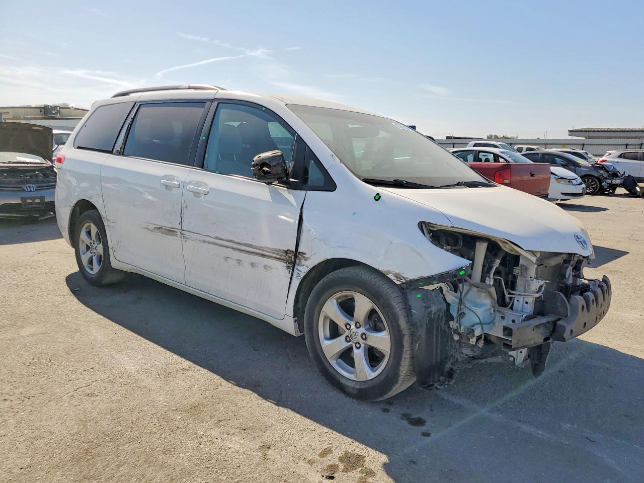 2014 Toyota Sienna Le White vin: 5TDKK3DC2ES480247